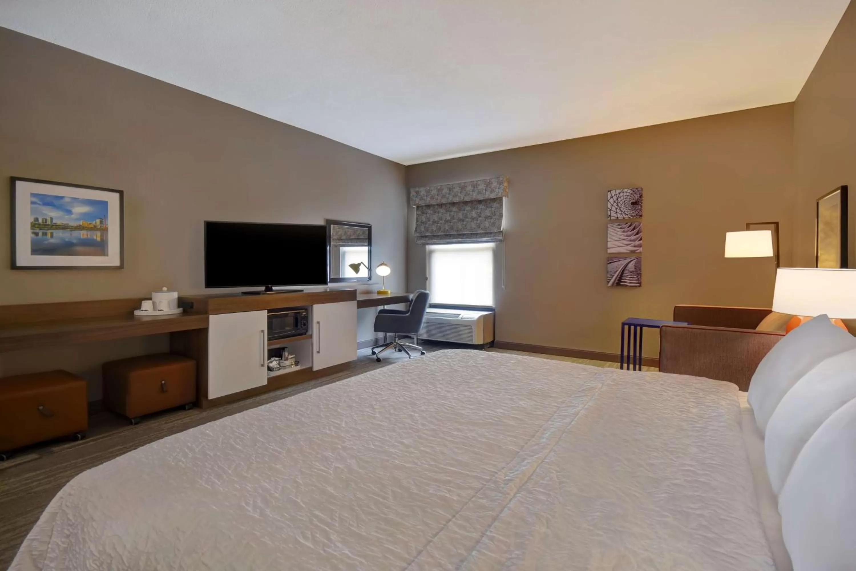 Bed in Hampton Inn Birmingham-Colonnade 280