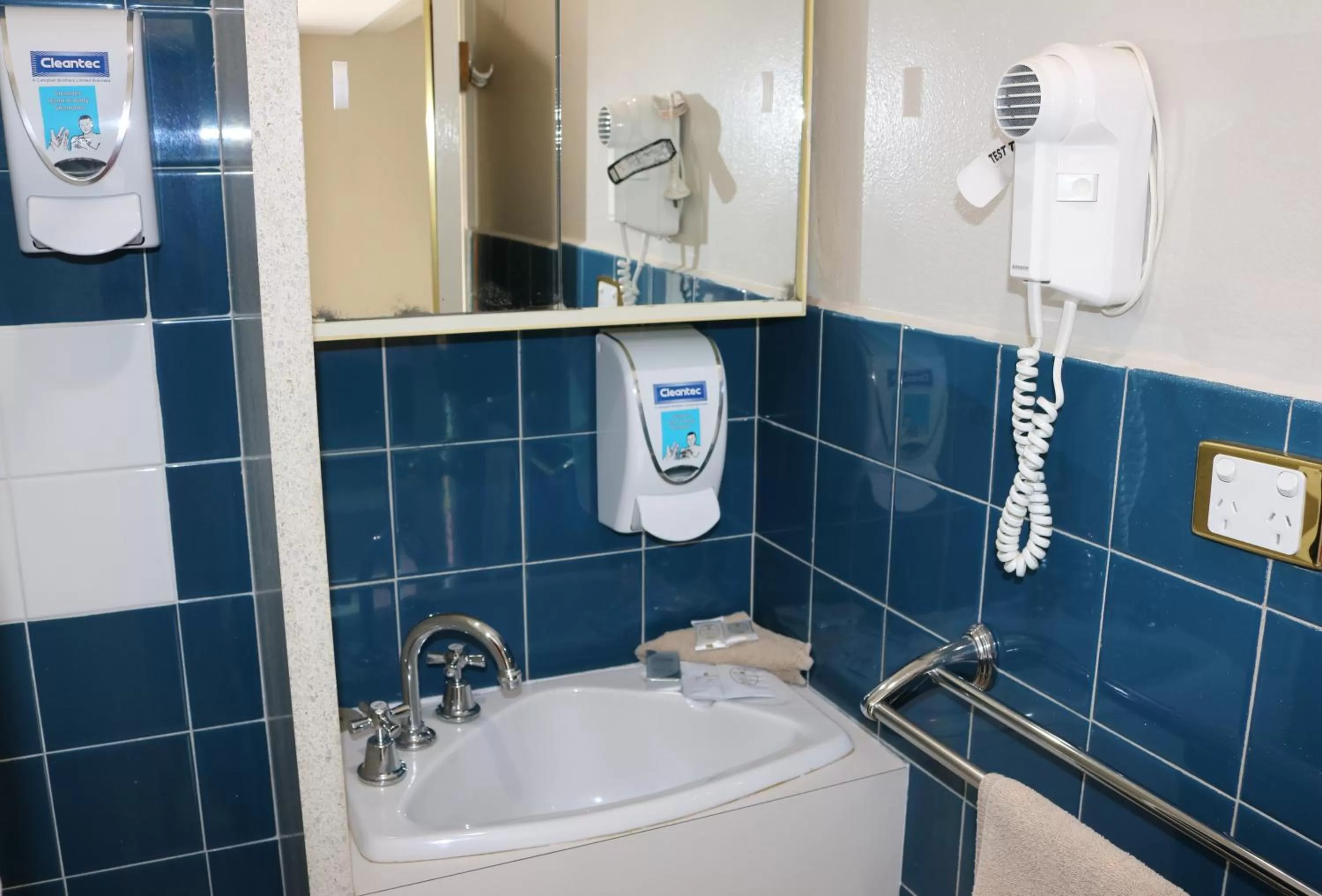 Bathroom in Hermitage Motel