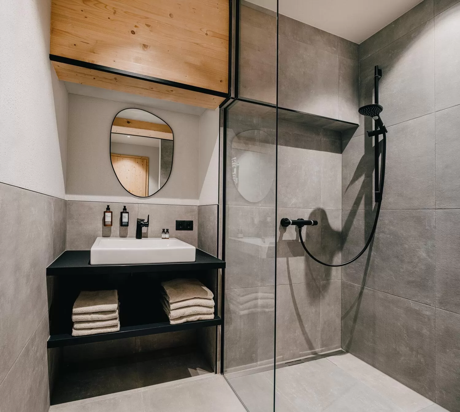 Shower in das bleibt Alpine Suites