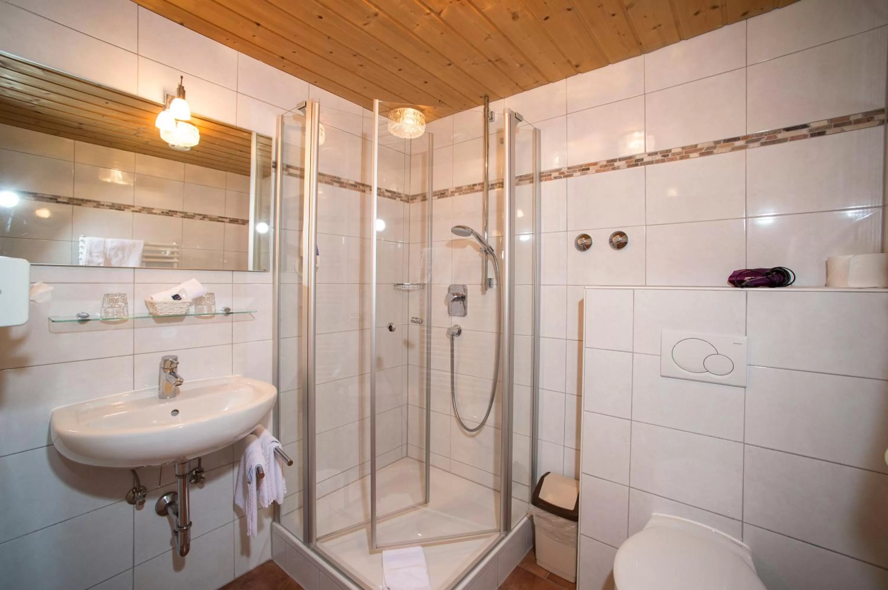 Bathroom in Aktivhotel & Gasthof Schmelz Ihr familienfreundliches Urlaubs Hotel mit Wellness Almsauna ab Februar Chiemgau Karte
