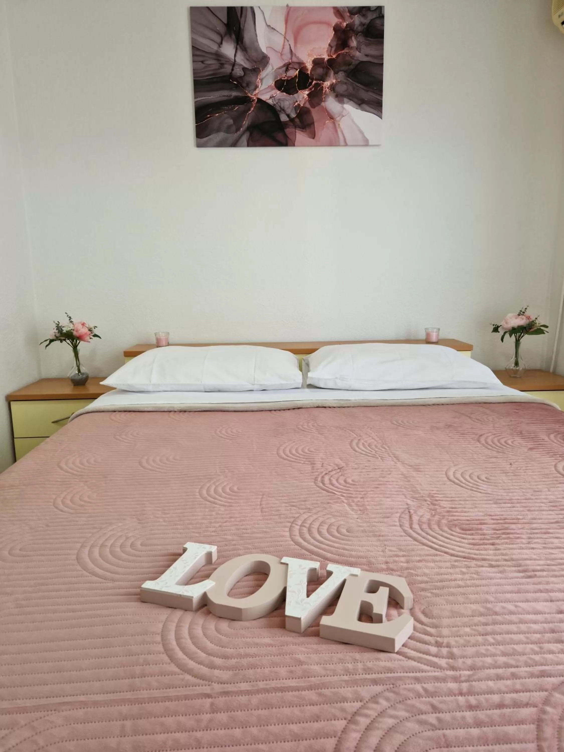 Bed in Motel "Tri lovca"