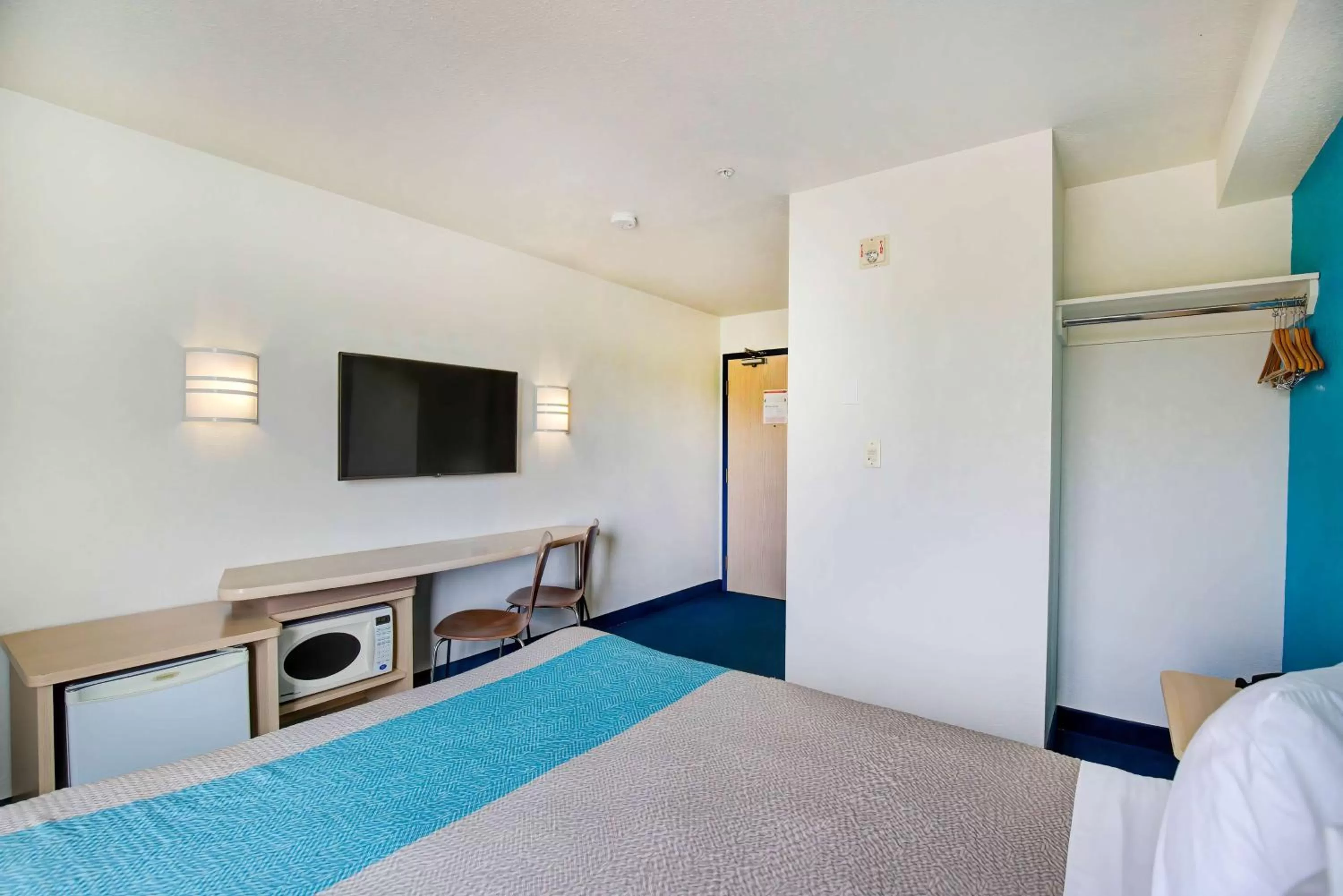 Bedroom, Bed in Motel 6-Grande Prairie, AB