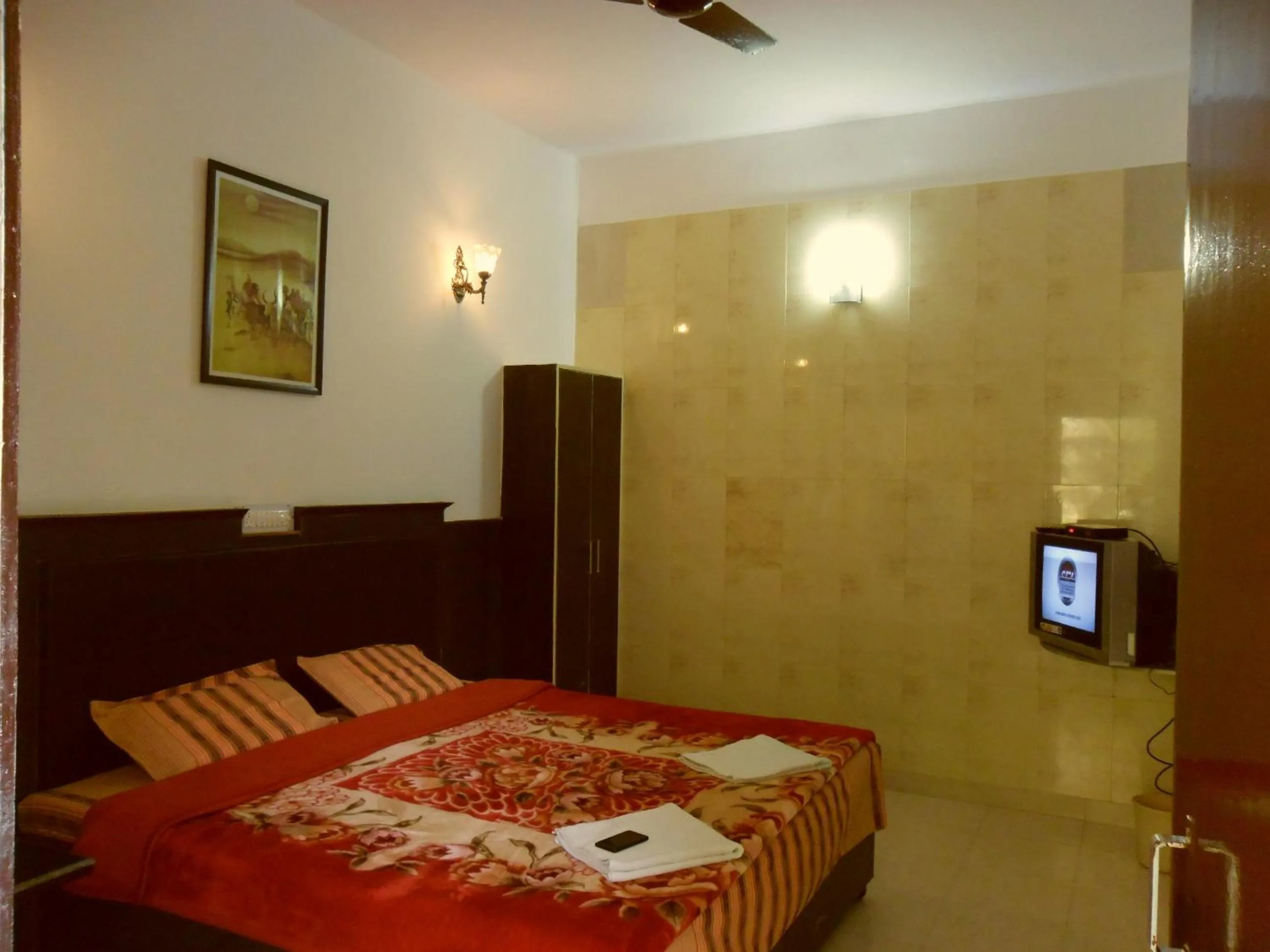Photo of the whole room, Bed in Hotel Sidhartha Walking Distance From TajMahal