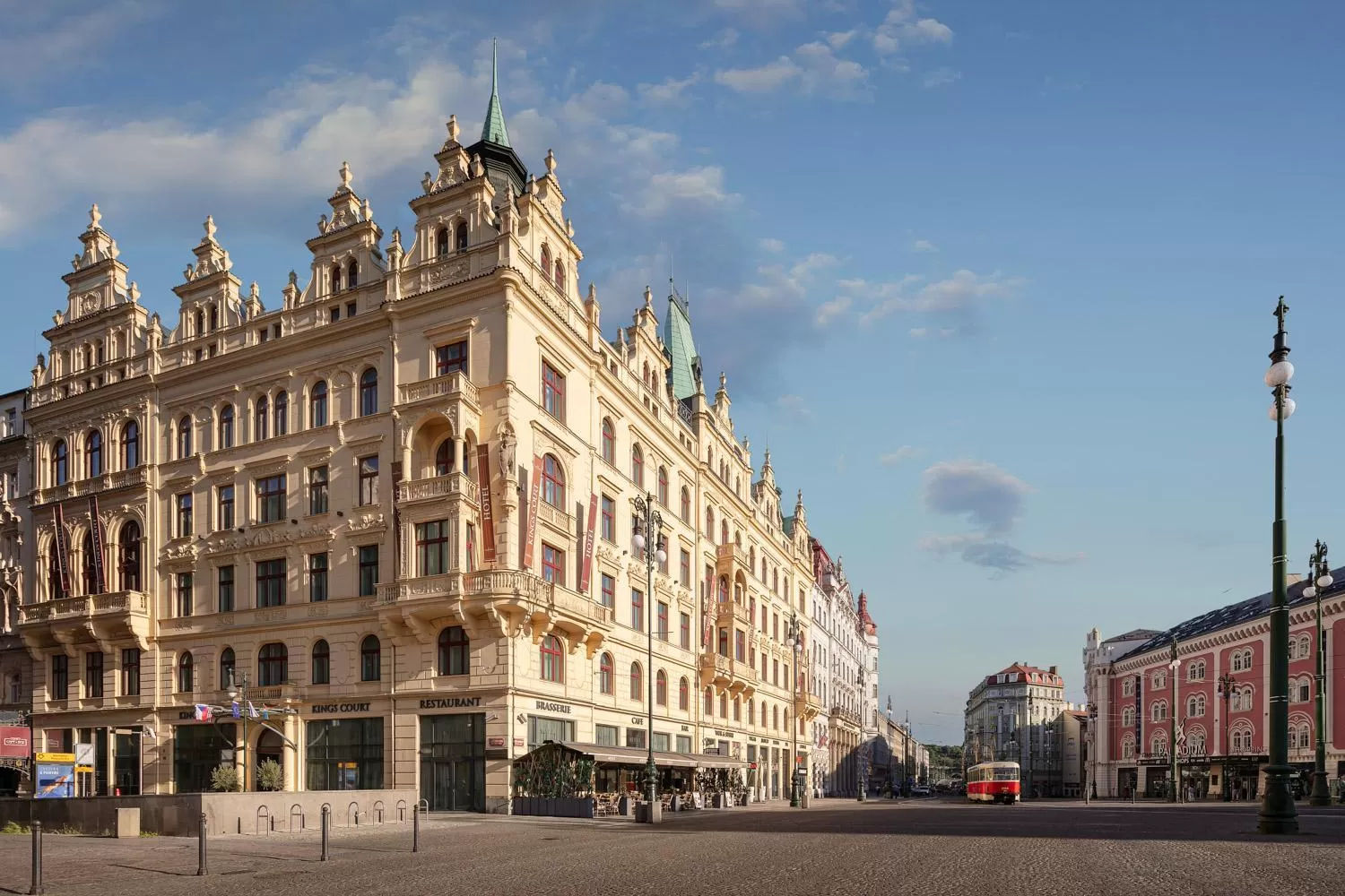 Property building in Hotel KINGS COURT