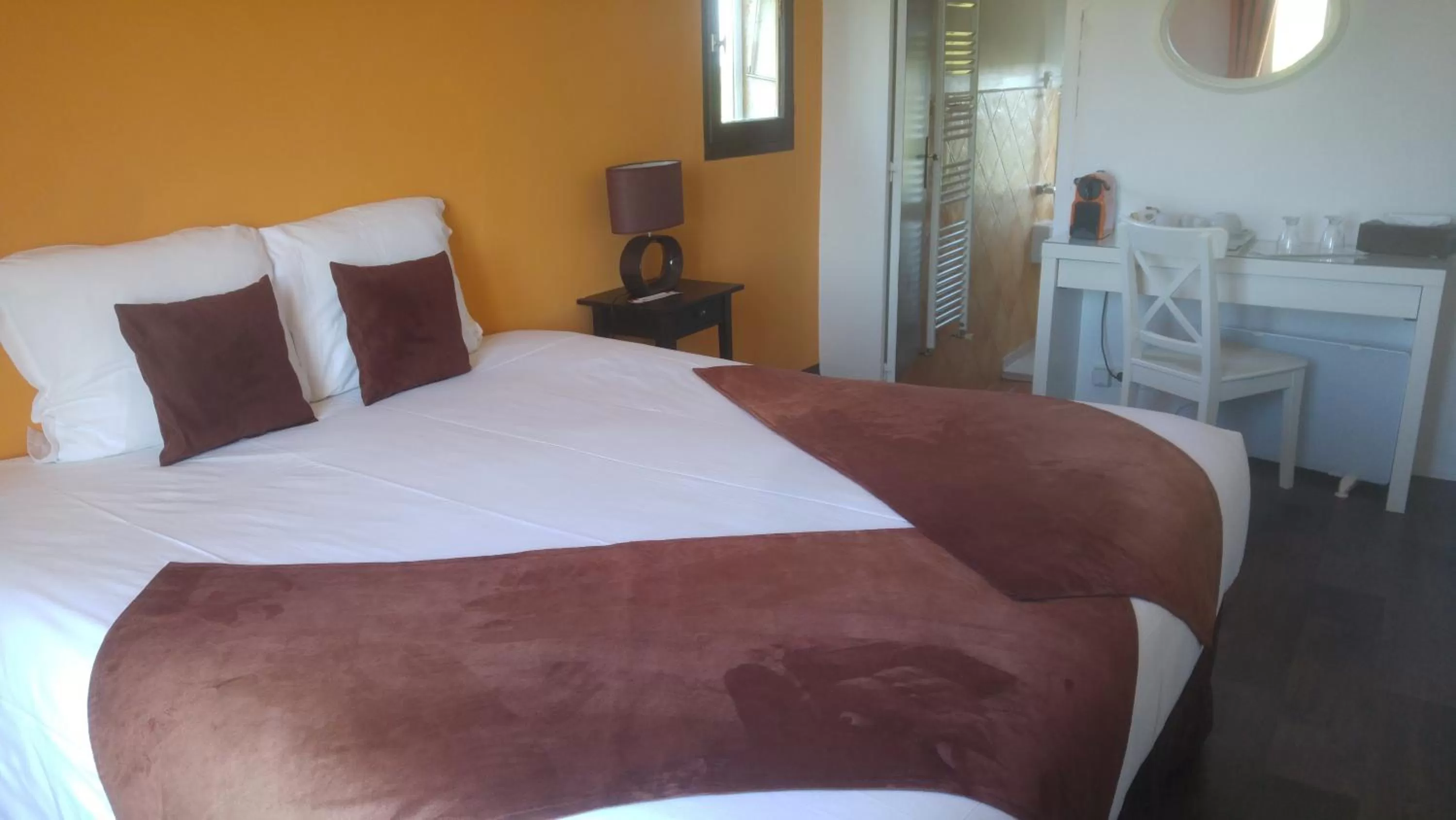 Photo of the whole room, Bed in Le Moulin de Varrians