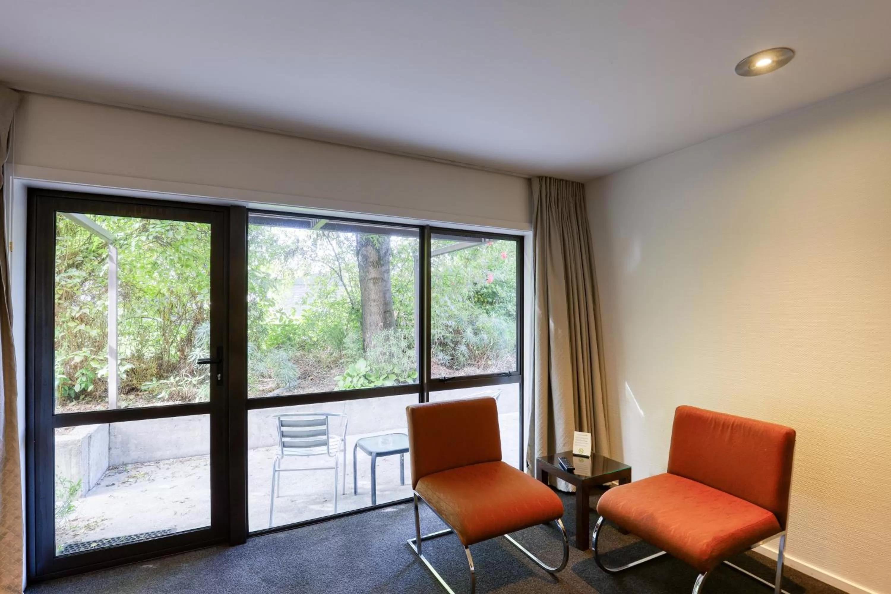 Living room in Garden Court Suites & Apartments