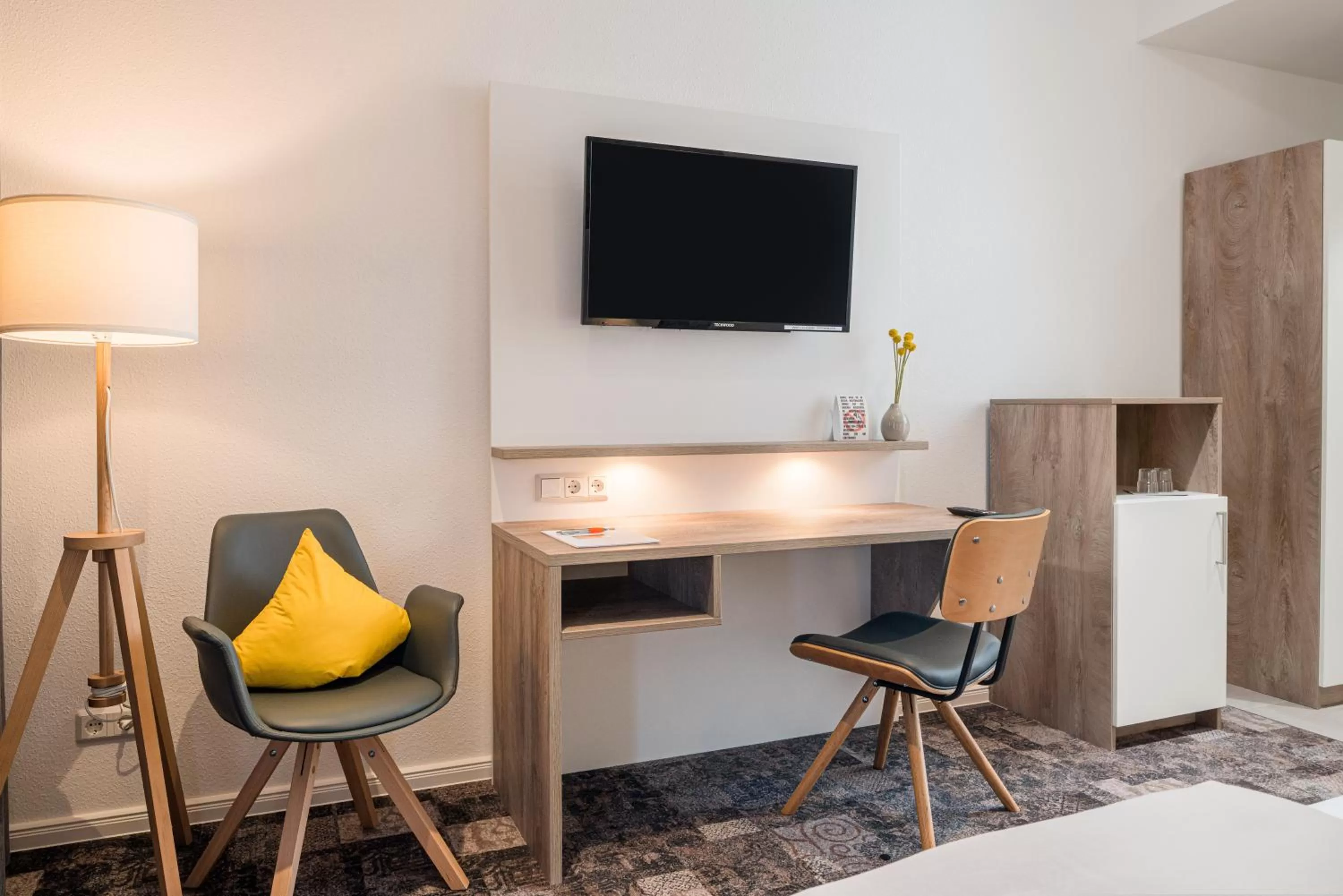 TV and multimedia in Stadthotel Lohne, Self Check In, mit Bäckerei und Cafe