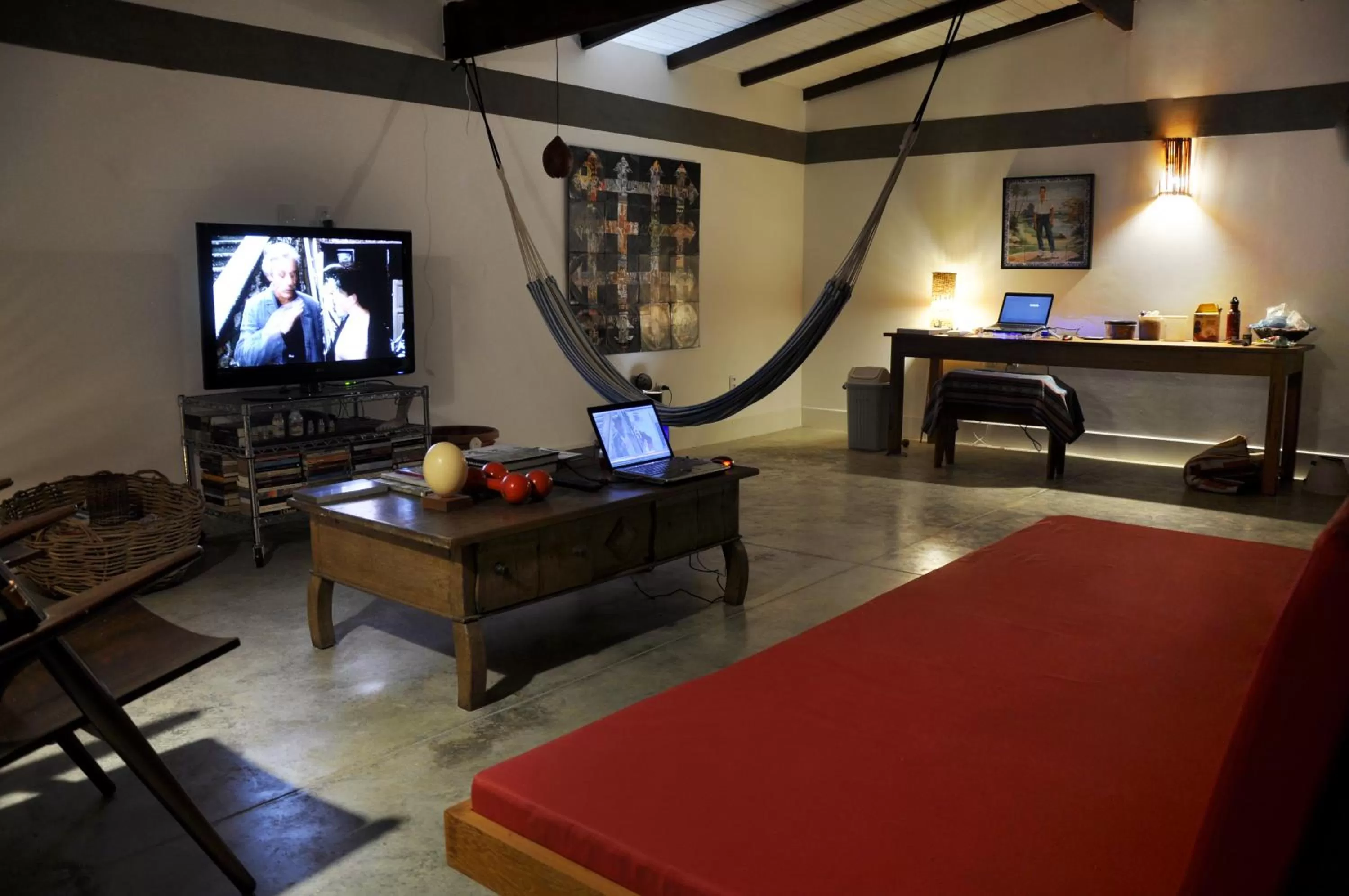 Communal lounge/ TV room, TV/Entertainment Center in Pousada Casa de João Kitehouse