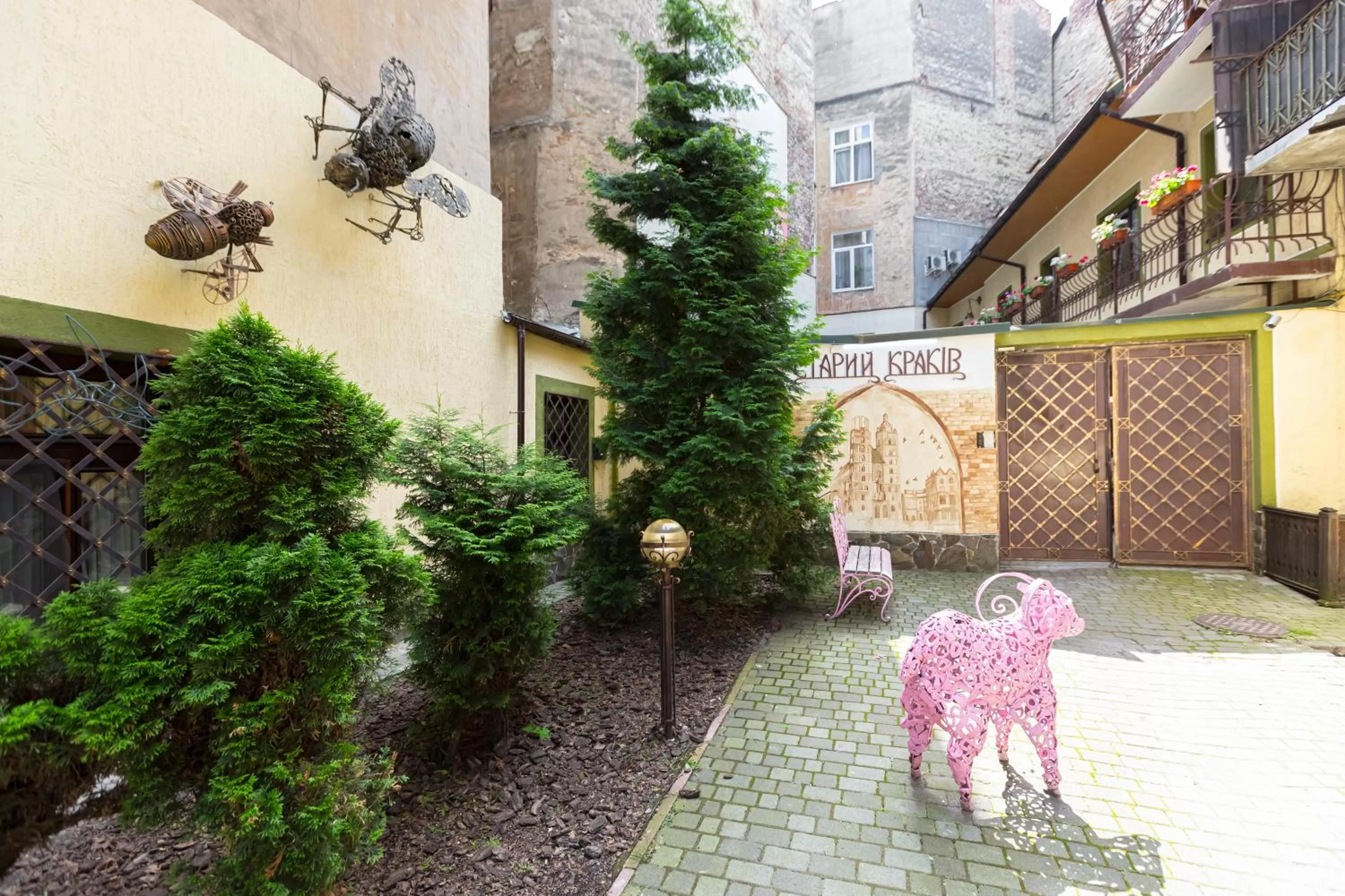 Facade/entrance, Pets in Staryi Krakiv