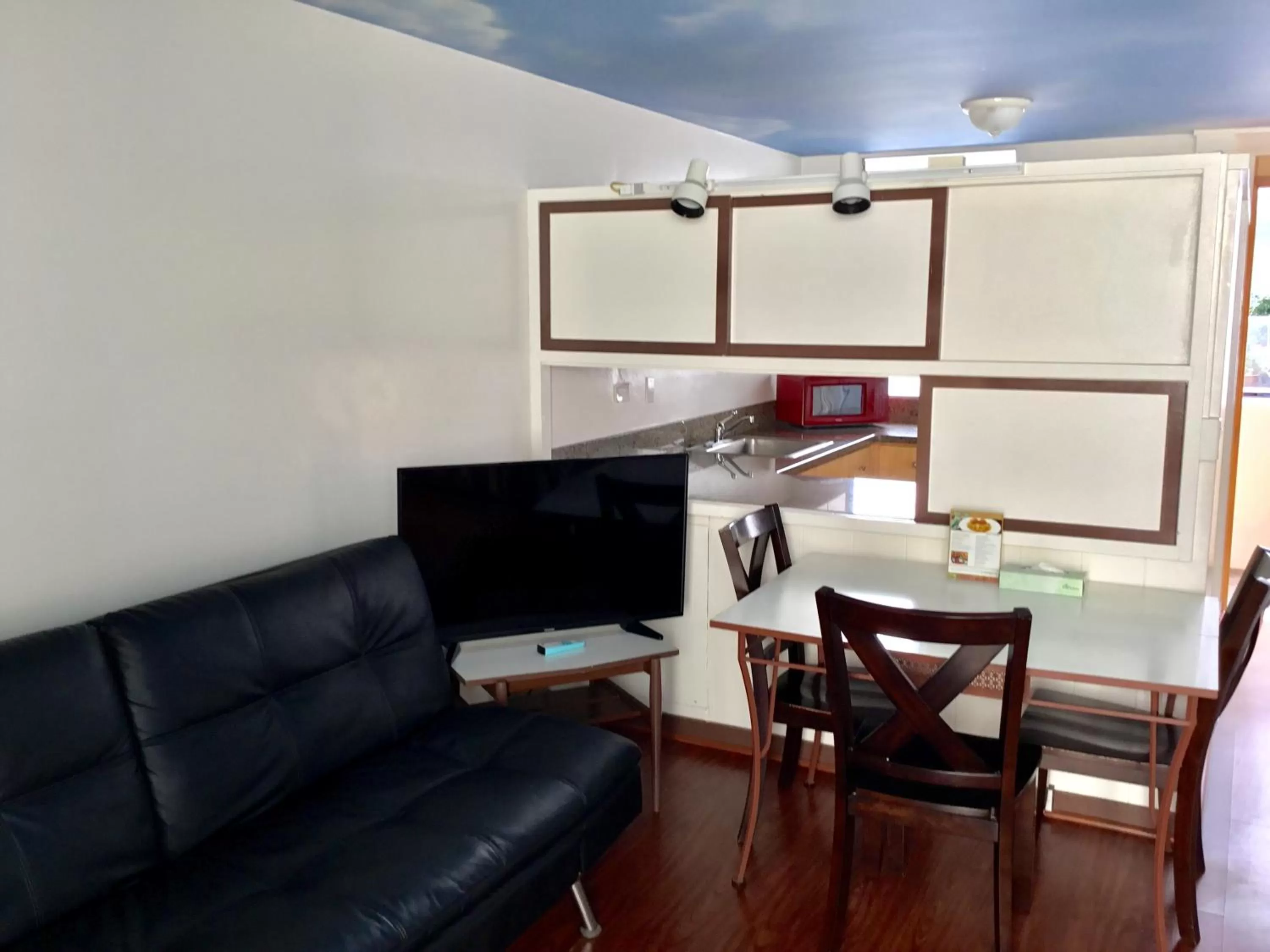 Communal lounge/ TV room in Holiday Surf Hotel (with full kitchen)