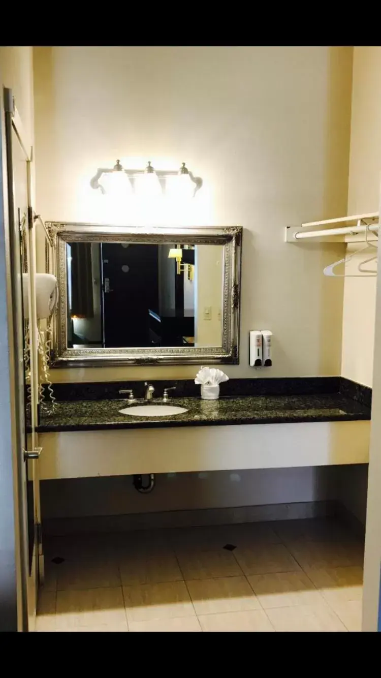 King Room with Spa Bath in Castaic Inn Six Flags Valencia King Room with Spa Bath in Castaic Inn Six Flags Valencia