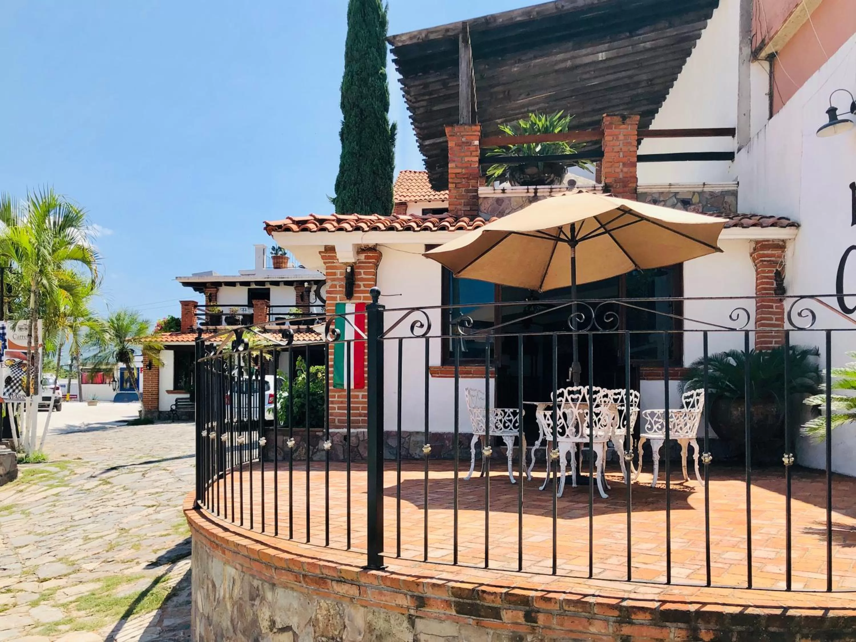 Patio in Hotel Carretas by Rotamundos