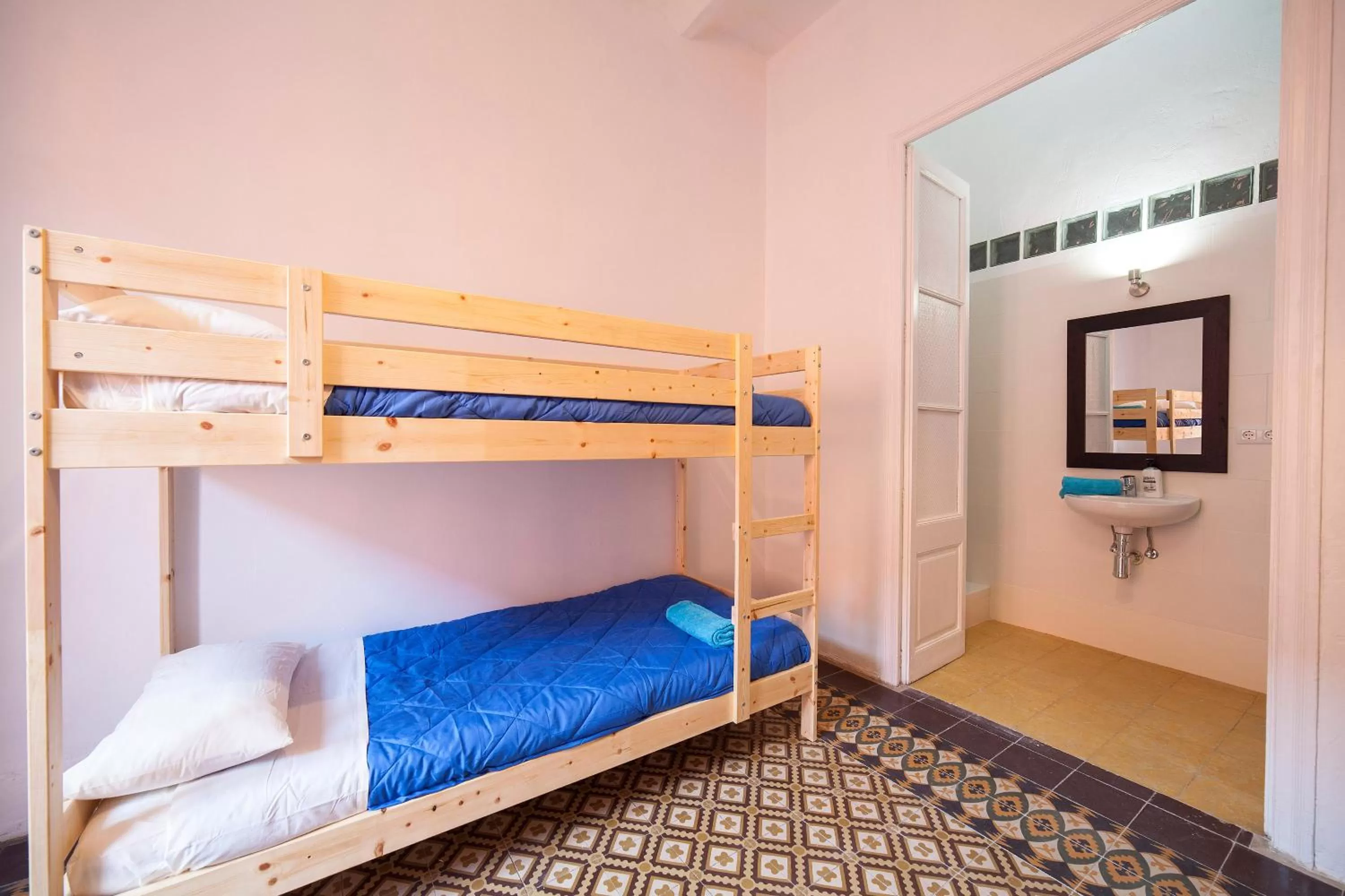 Toilet, Bed in Bed in Girona