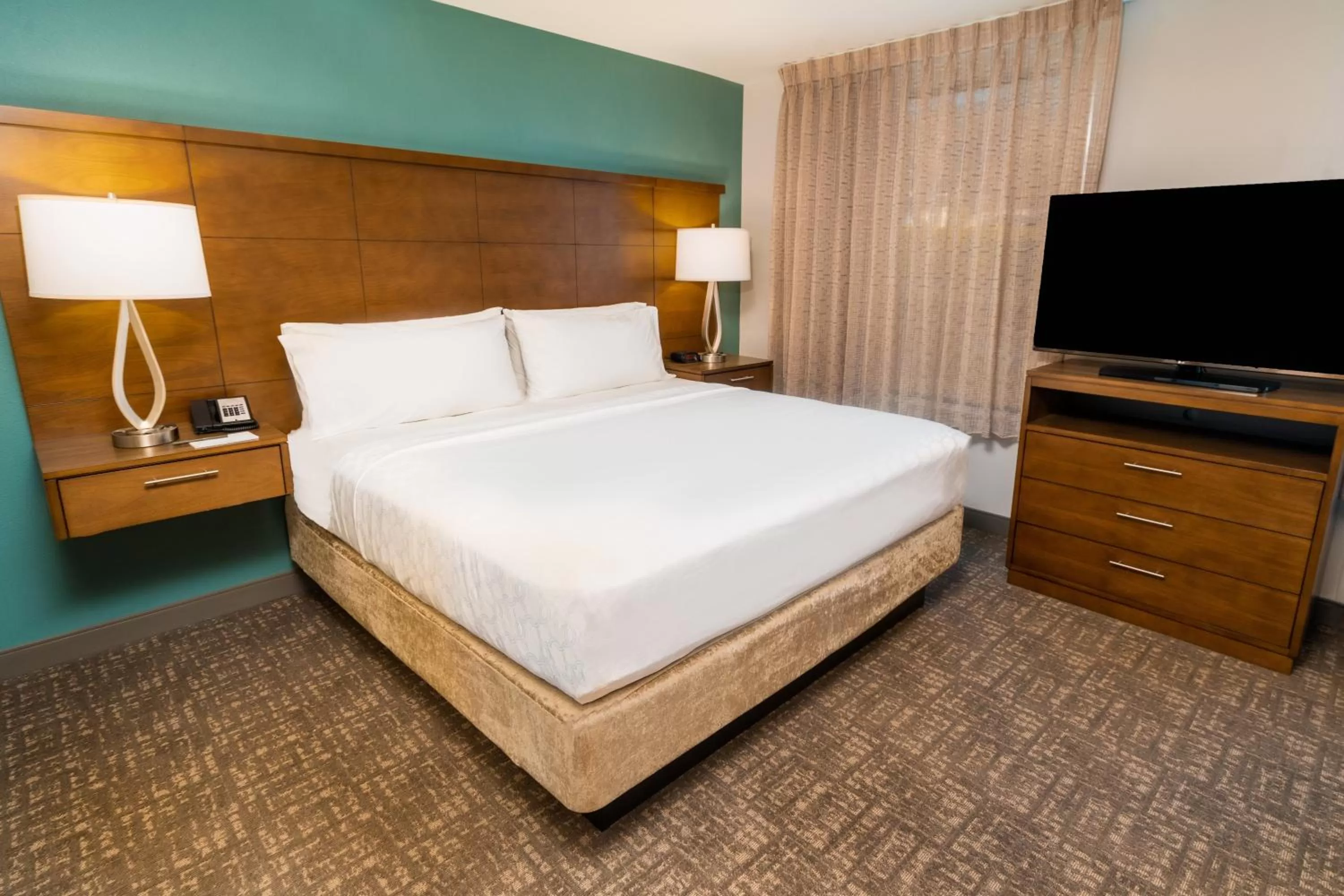 Photo of the whole room, Bed in Staybridge Suites Coeur d'Alene by IHG