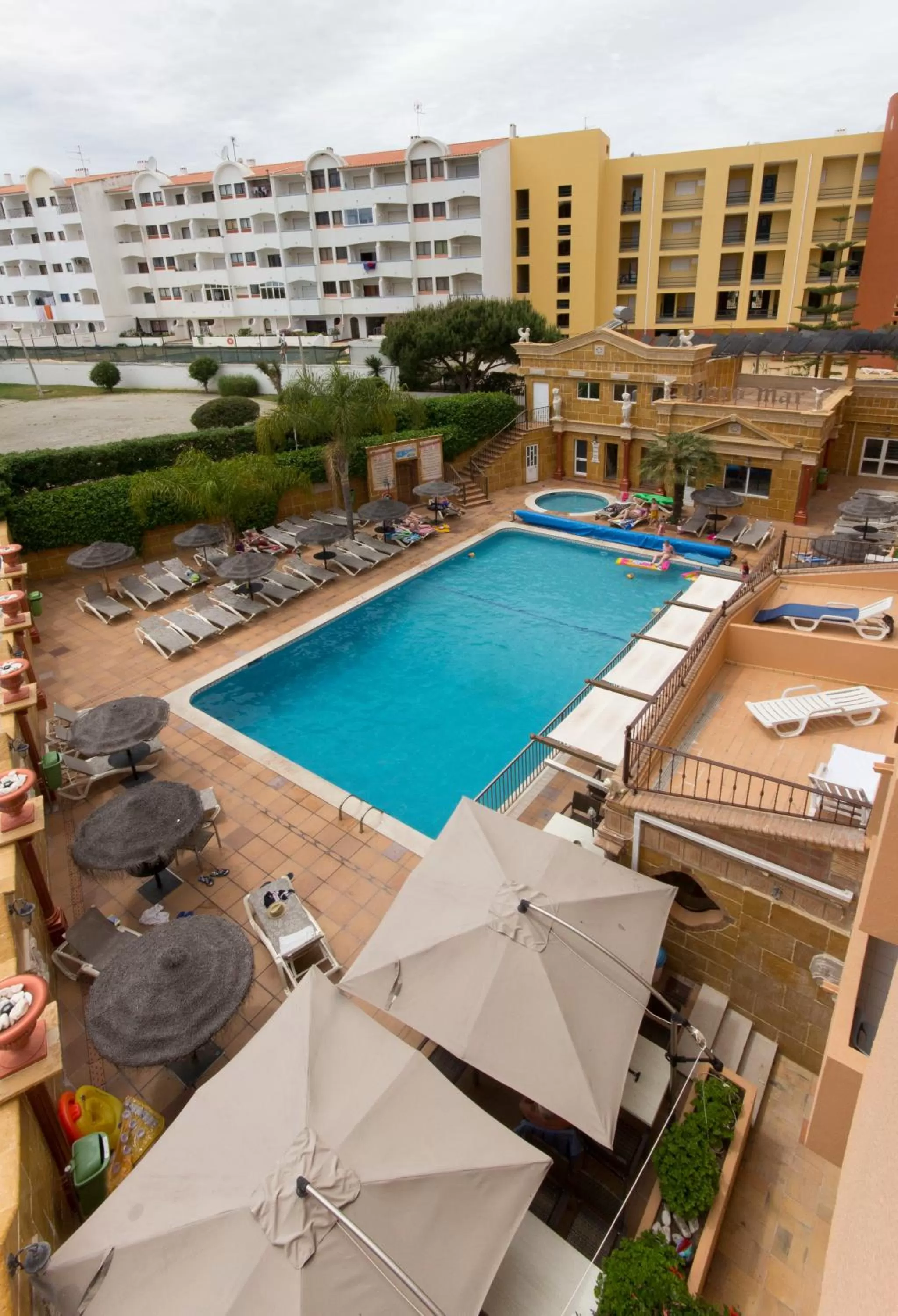 Swimming pool in Choromar Apartments