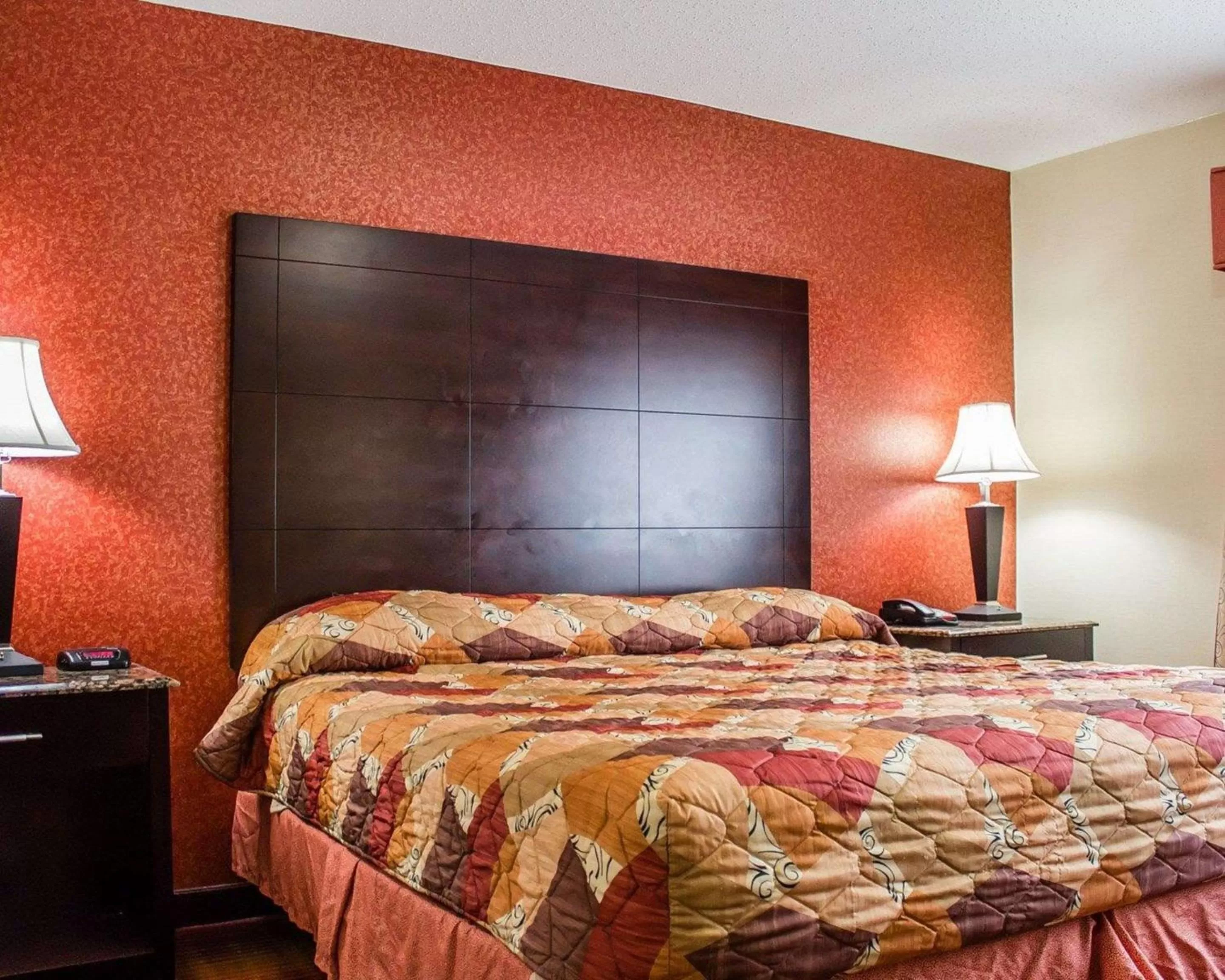 Photo of the whole room, Bed in Rodeway Inn MacArthur Airport