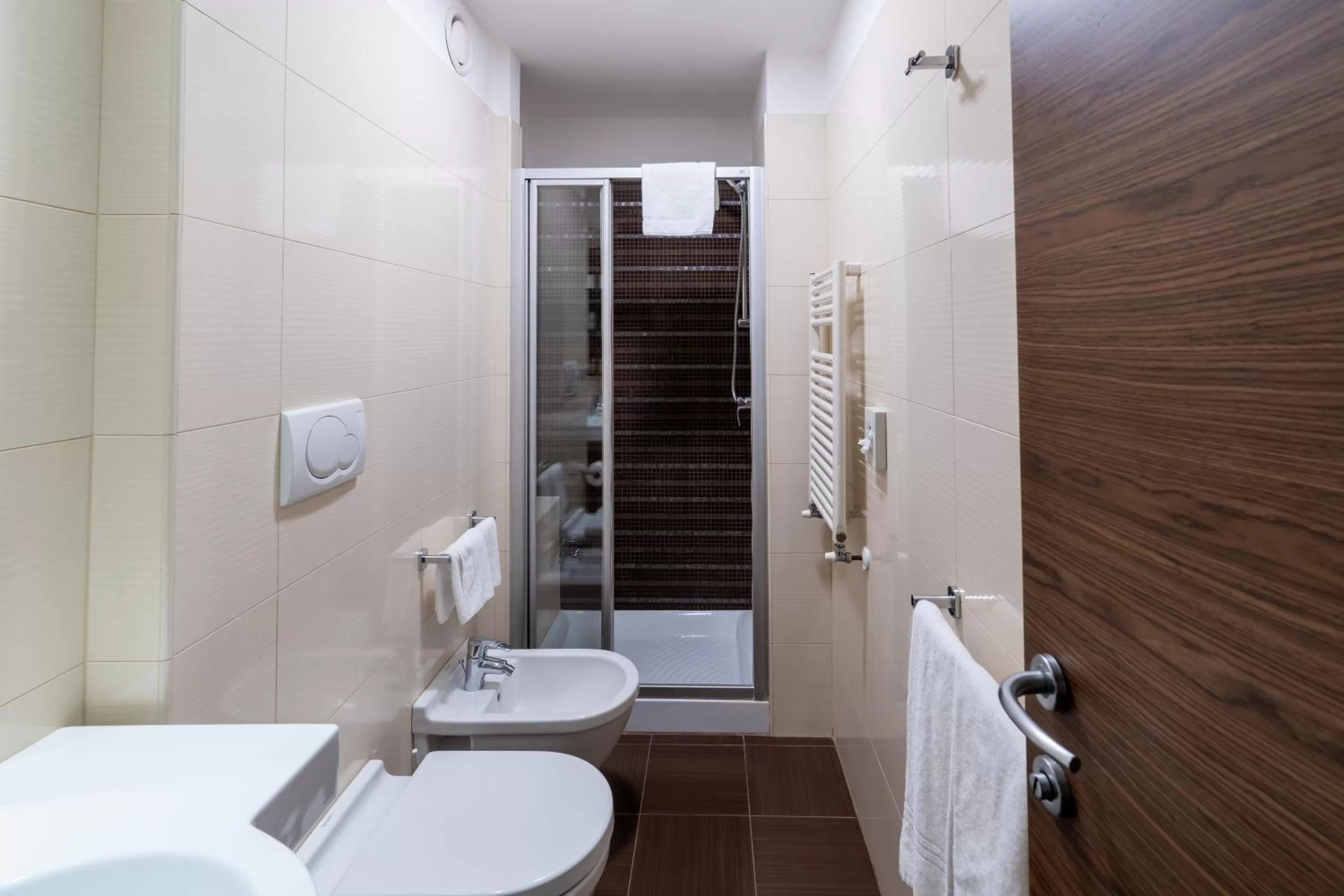 Shower in Hotel Des Etrangers