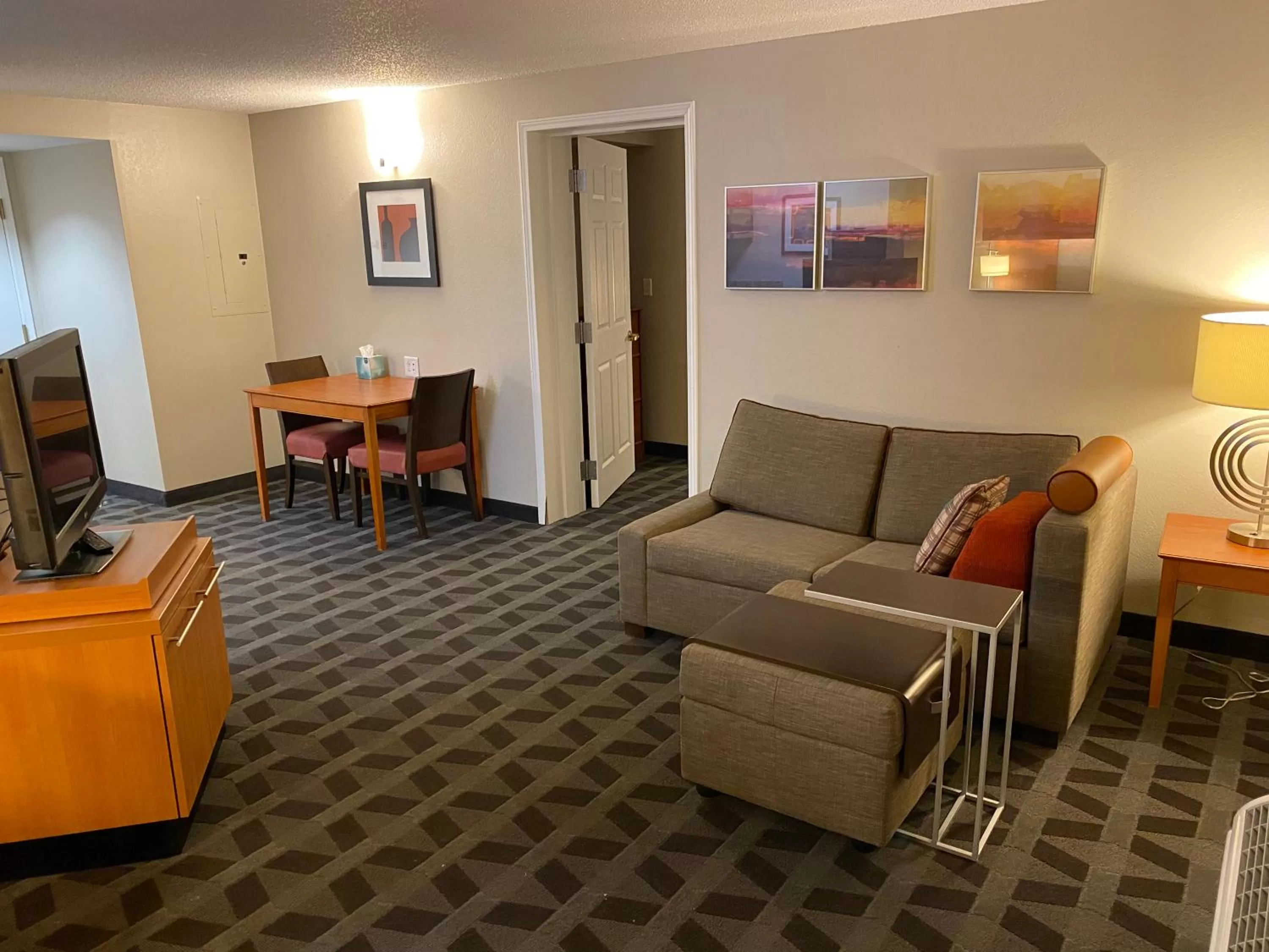 TV and multimedia in MainStay Suites Middleburg Heights Cleveland Airport