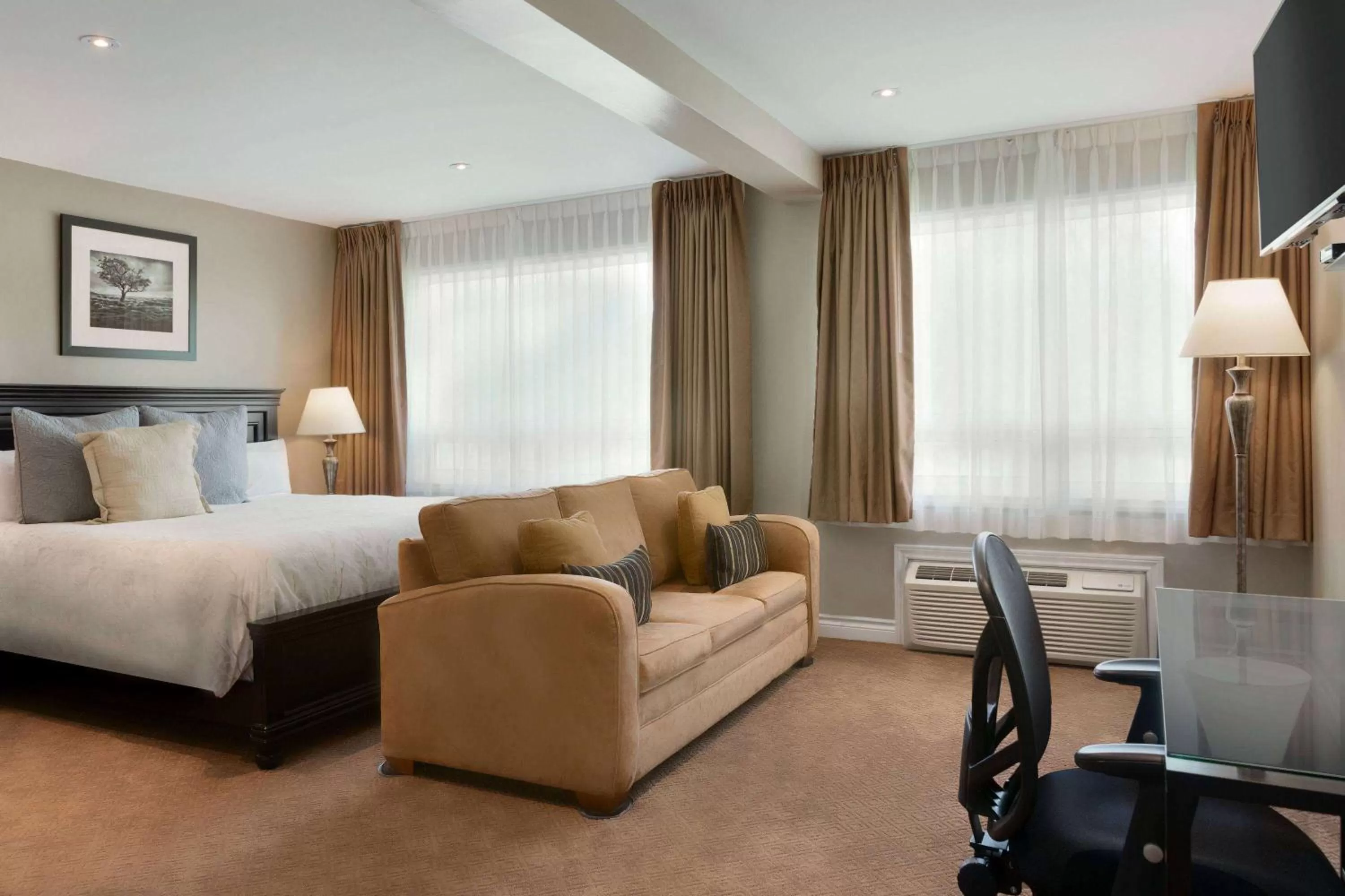 Bed in Travelodge by Wyndham Simcoe