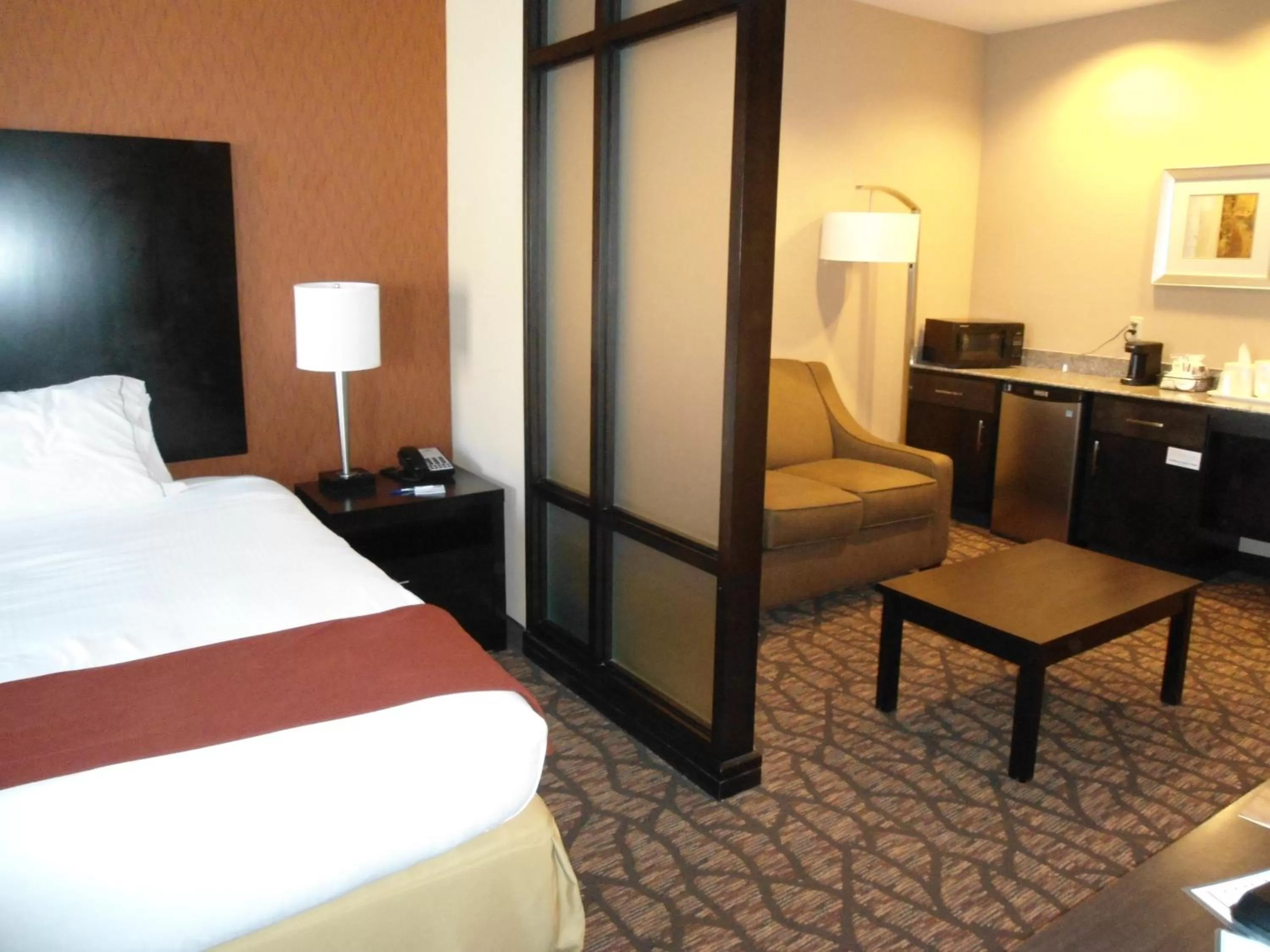 Photo of the whole room, Bed in Holiday Inn Express and Suites Alpine by IHG