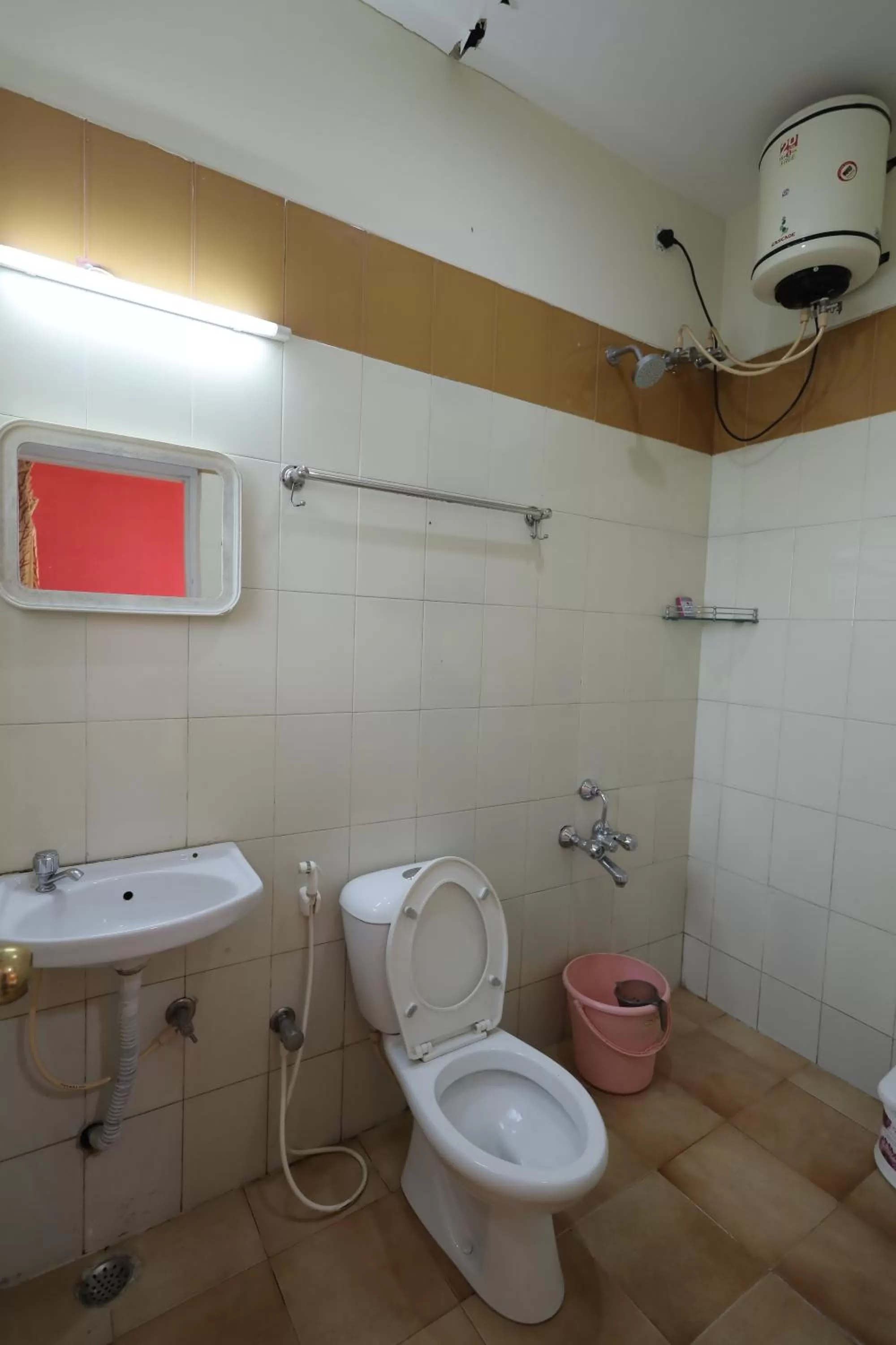 Shower, Bathroom in Nilgiris Inn By Lexstays Kotagiri, Ooty