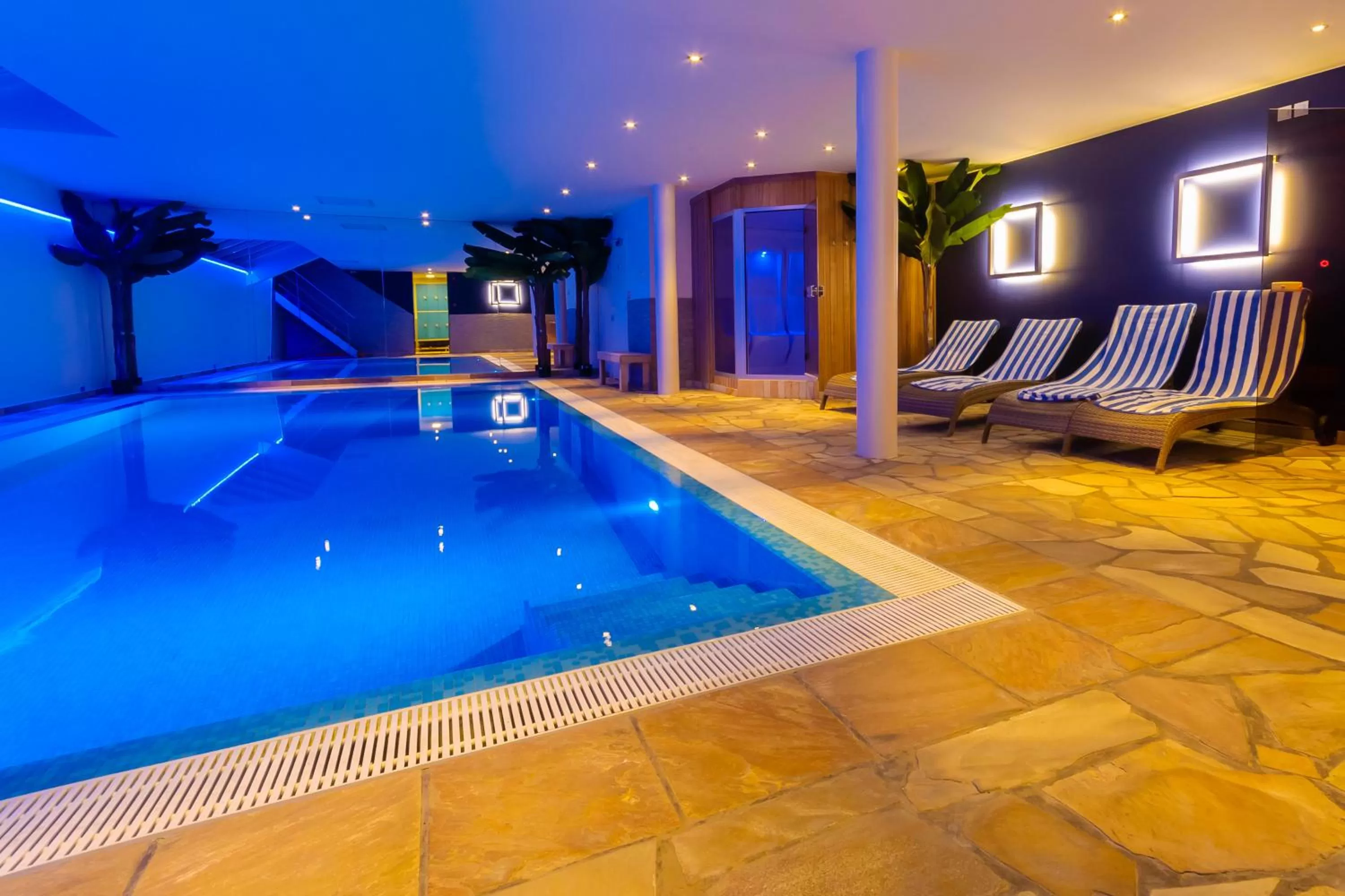 Swimming Pool in Hotel Pracha