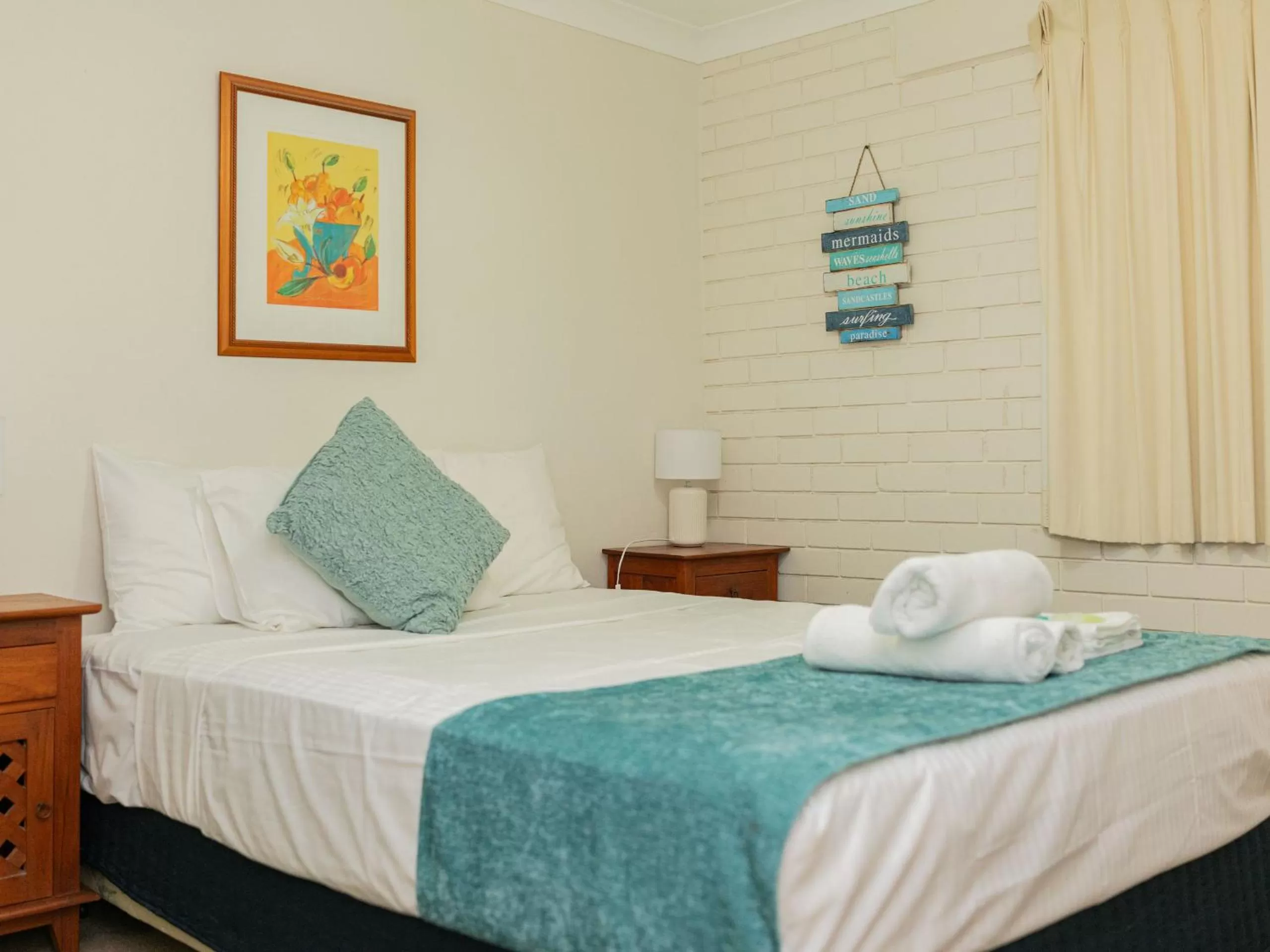 Bed in Trickett Gardens Holiday Inn