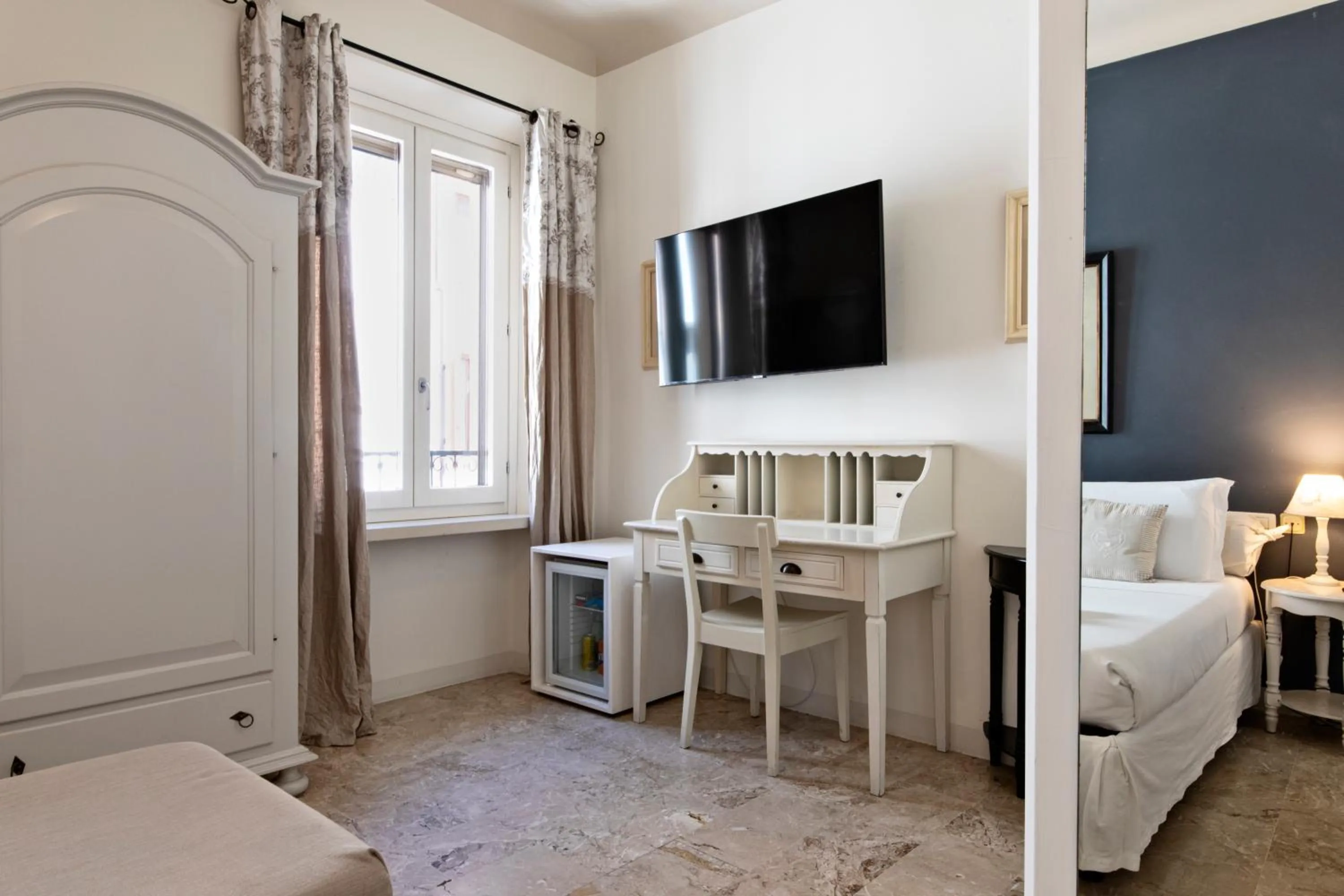 TV and multimedia, Bed in Hotel Broletto - Centro Storico