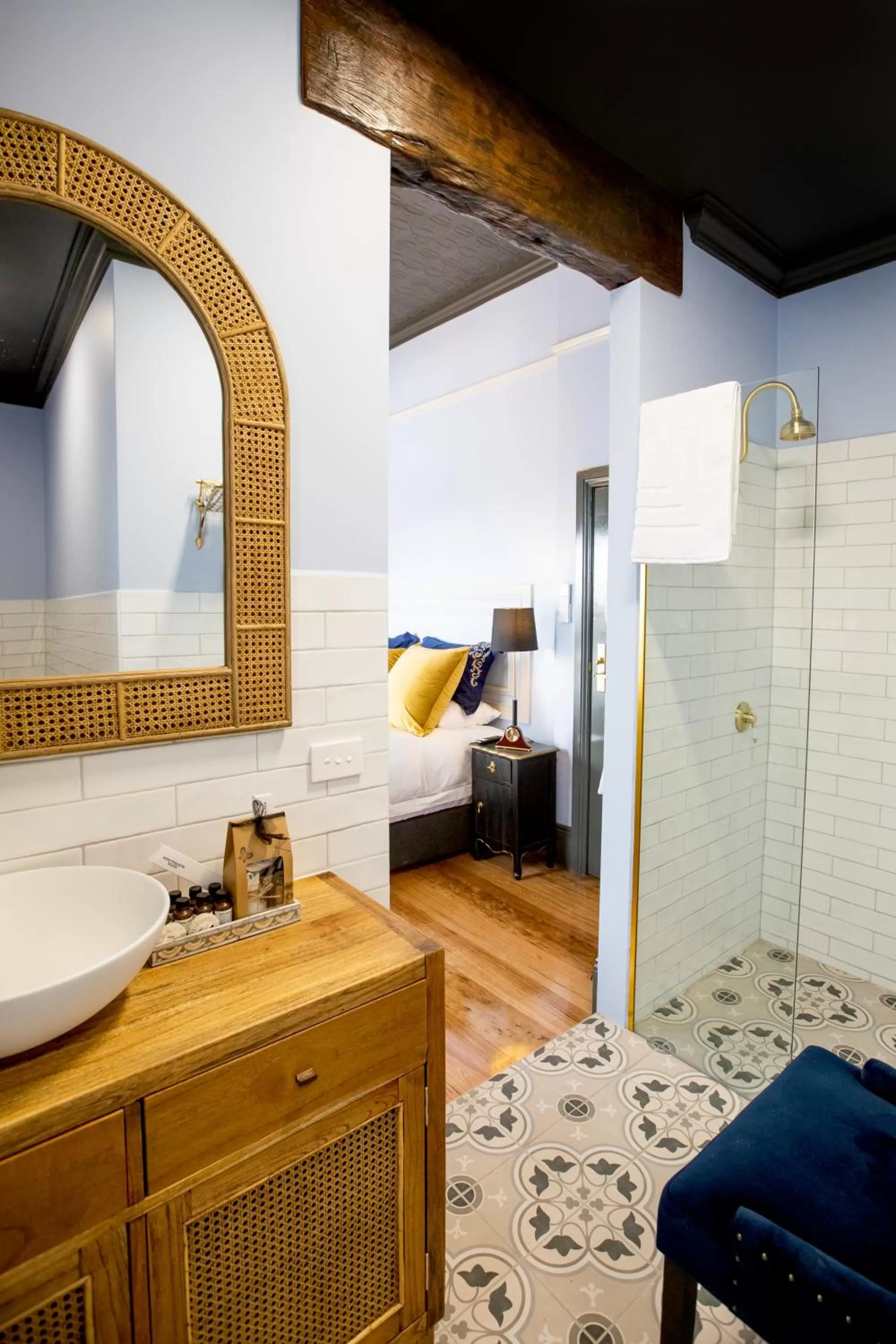 Bathroom, Bed in Hotel Australasia