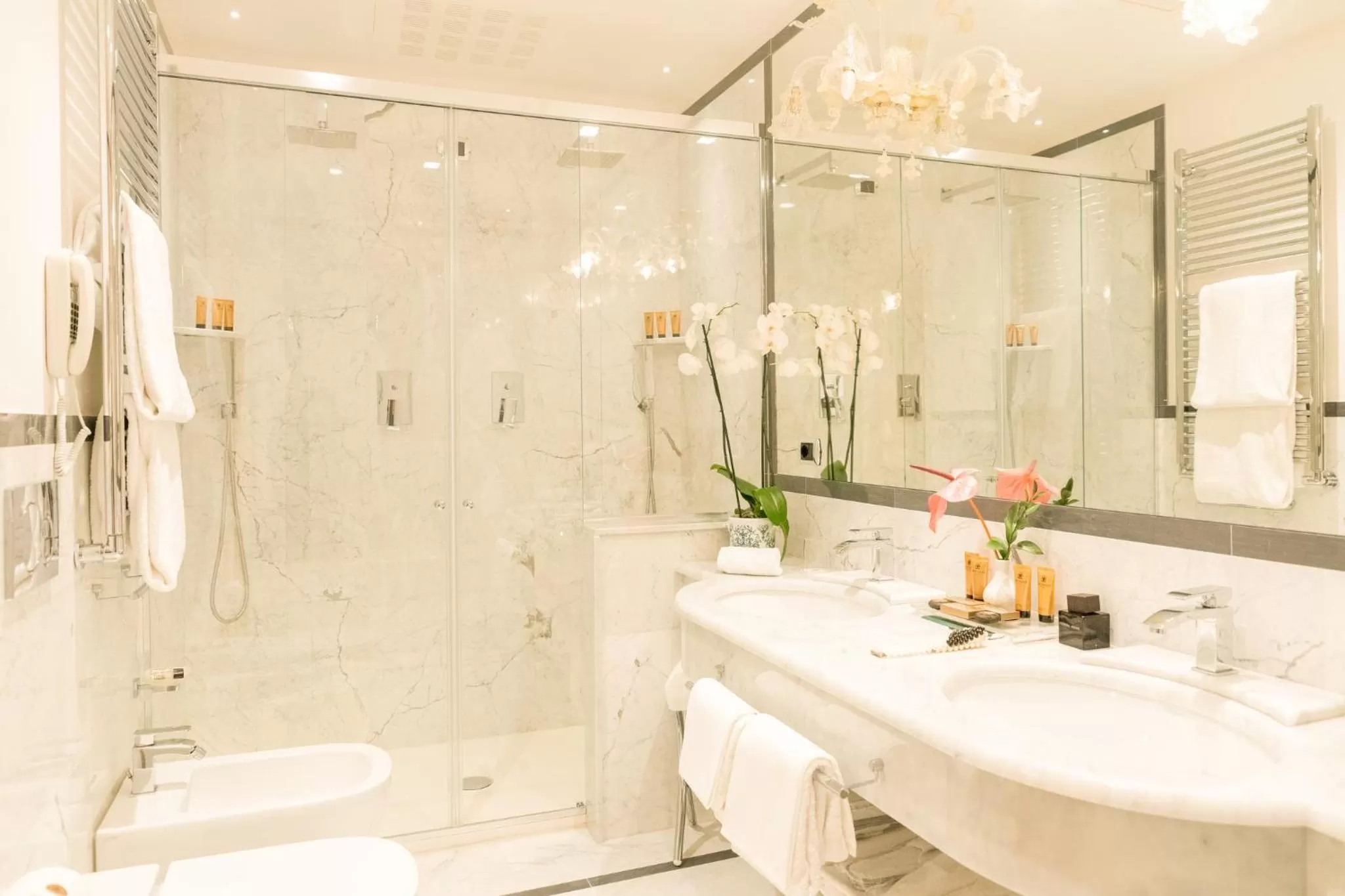 Shower in Grand Hotel Majestic gia' Baglioni