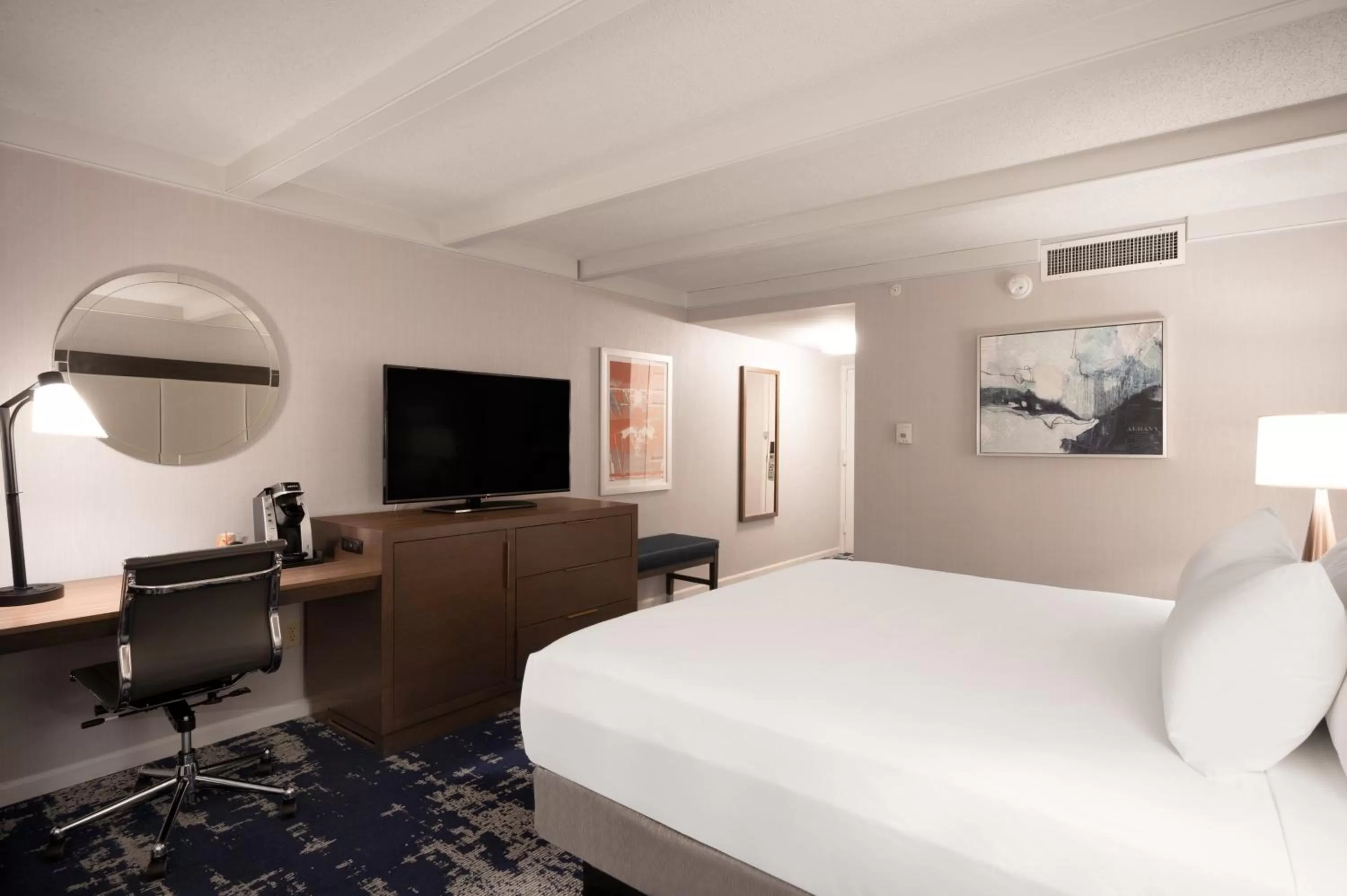 Photo of the whole room, Bed in Crowne Plaza Albany - The Desmond Hotel