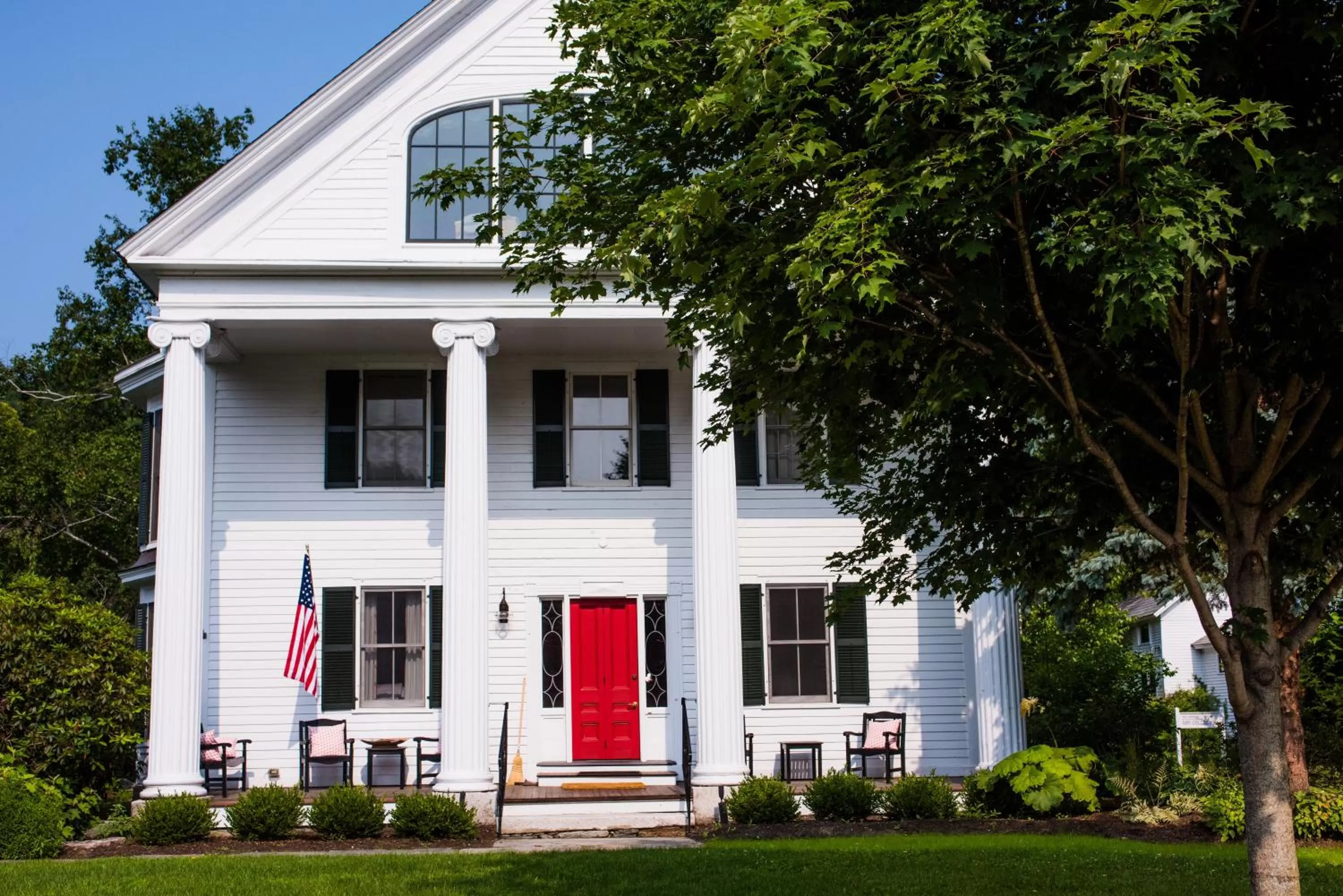 Facade/entrance, Property Building in Four Columns Inn