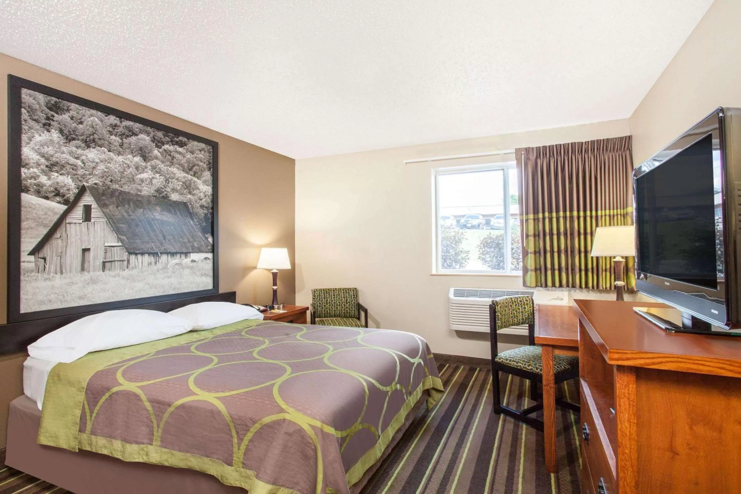 Bathroom, Bed in Super 8 by Wyndham Richlands/Claypool Hill Area