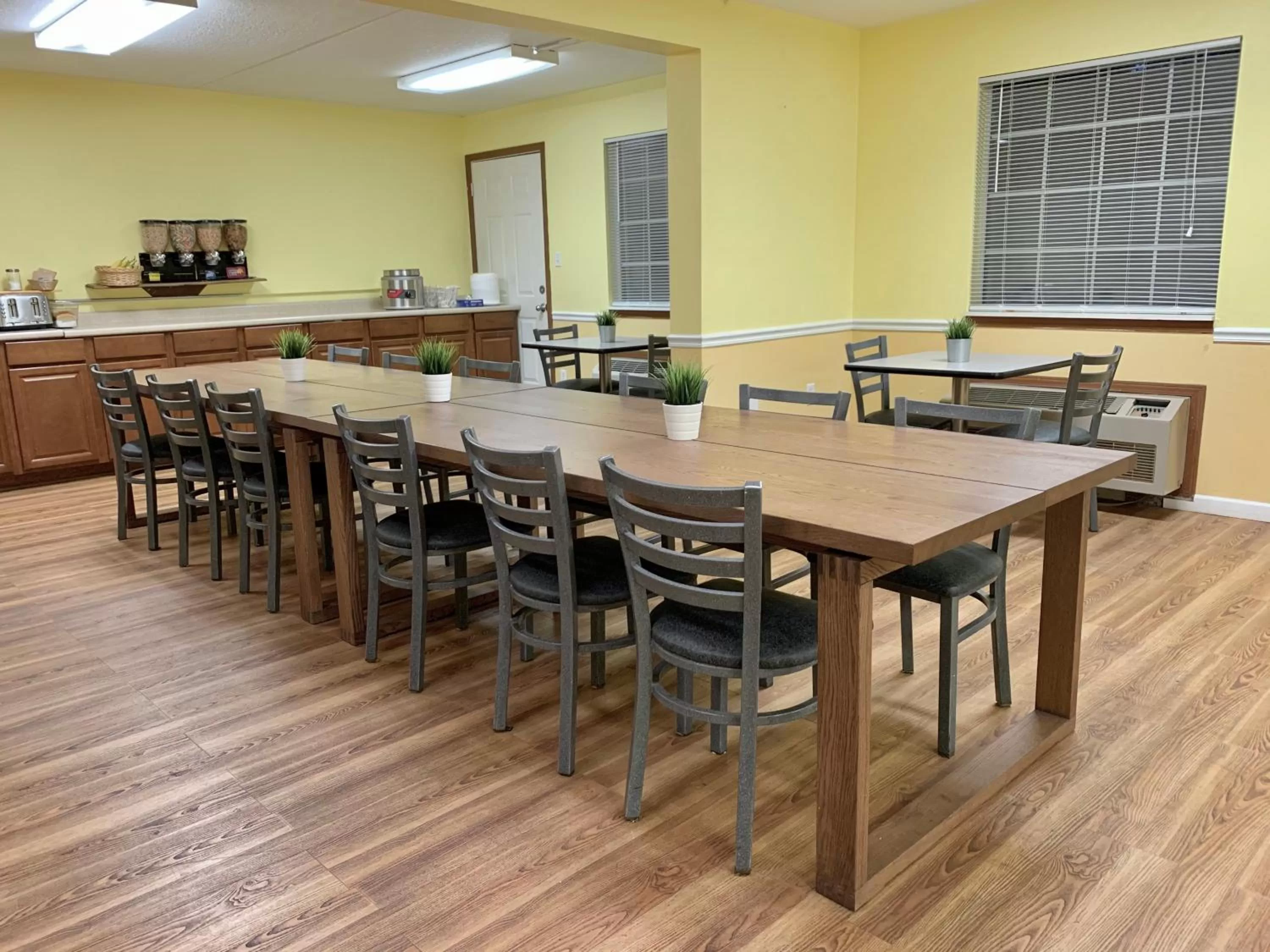 Dining area in Seven Gables Inn