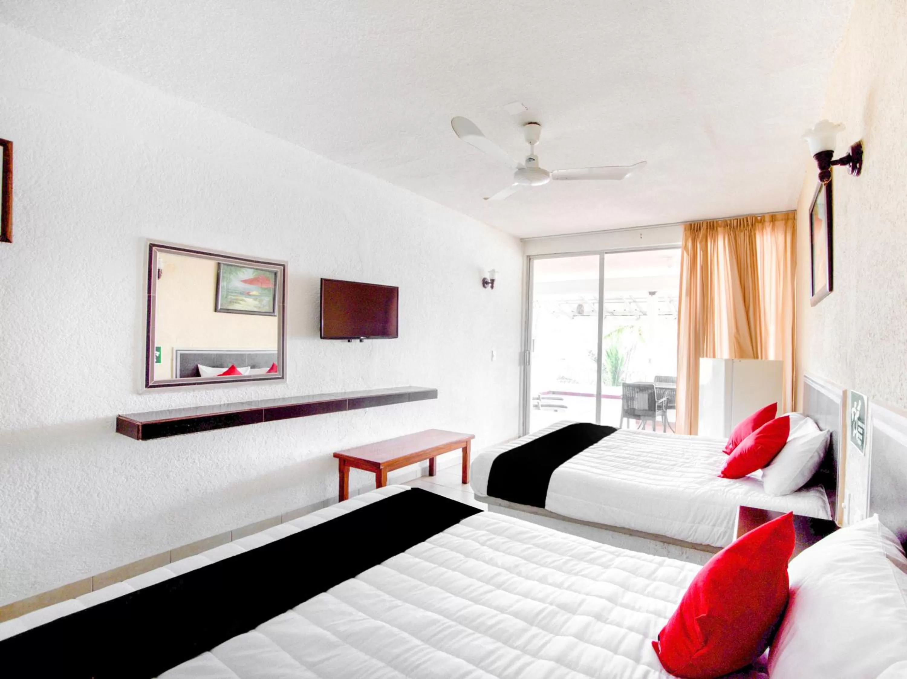 Photo of the whole room, Bed in Hotel Del Pescador