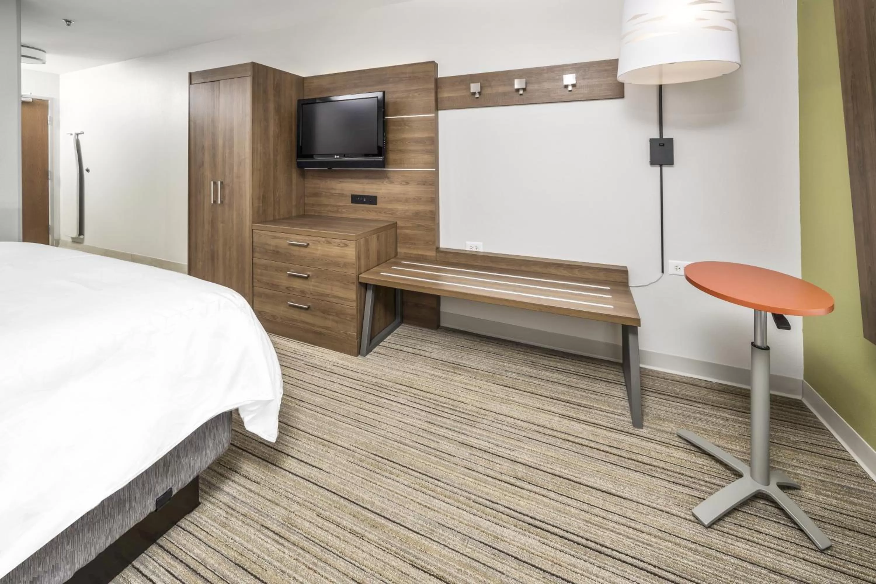 Photo of the whole room, Bed in Holiday Inn Express Chicago Northwest-Vernon Hills by IHG