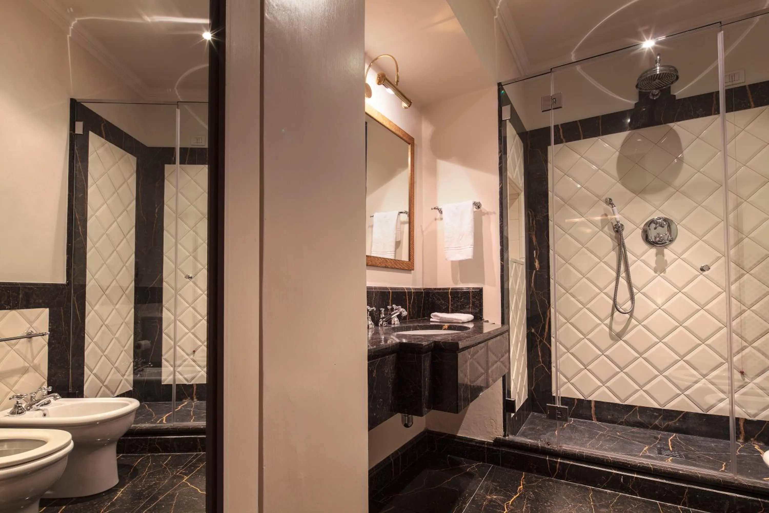 Bathroom in Al Palazzo del Marchese di Camugliano Residenza d'Epoca