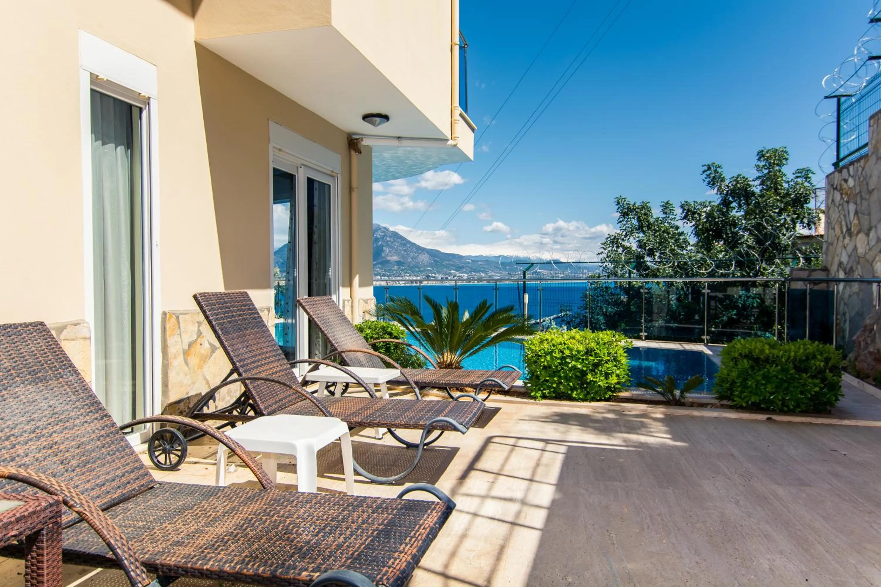 Swimming pool in Lemon Villa Hotel