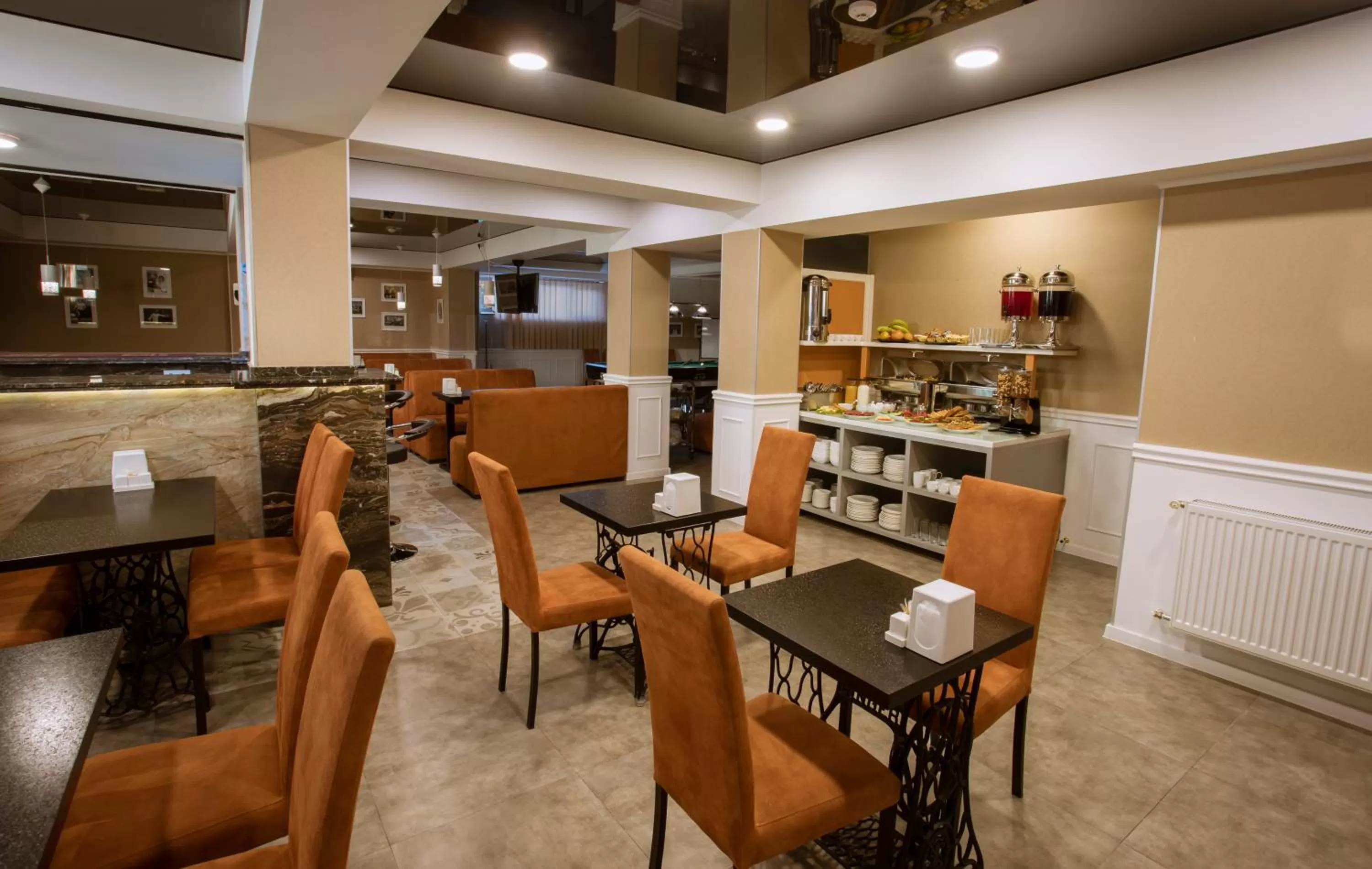 Restaurant/places to eat in Apart Hotel West