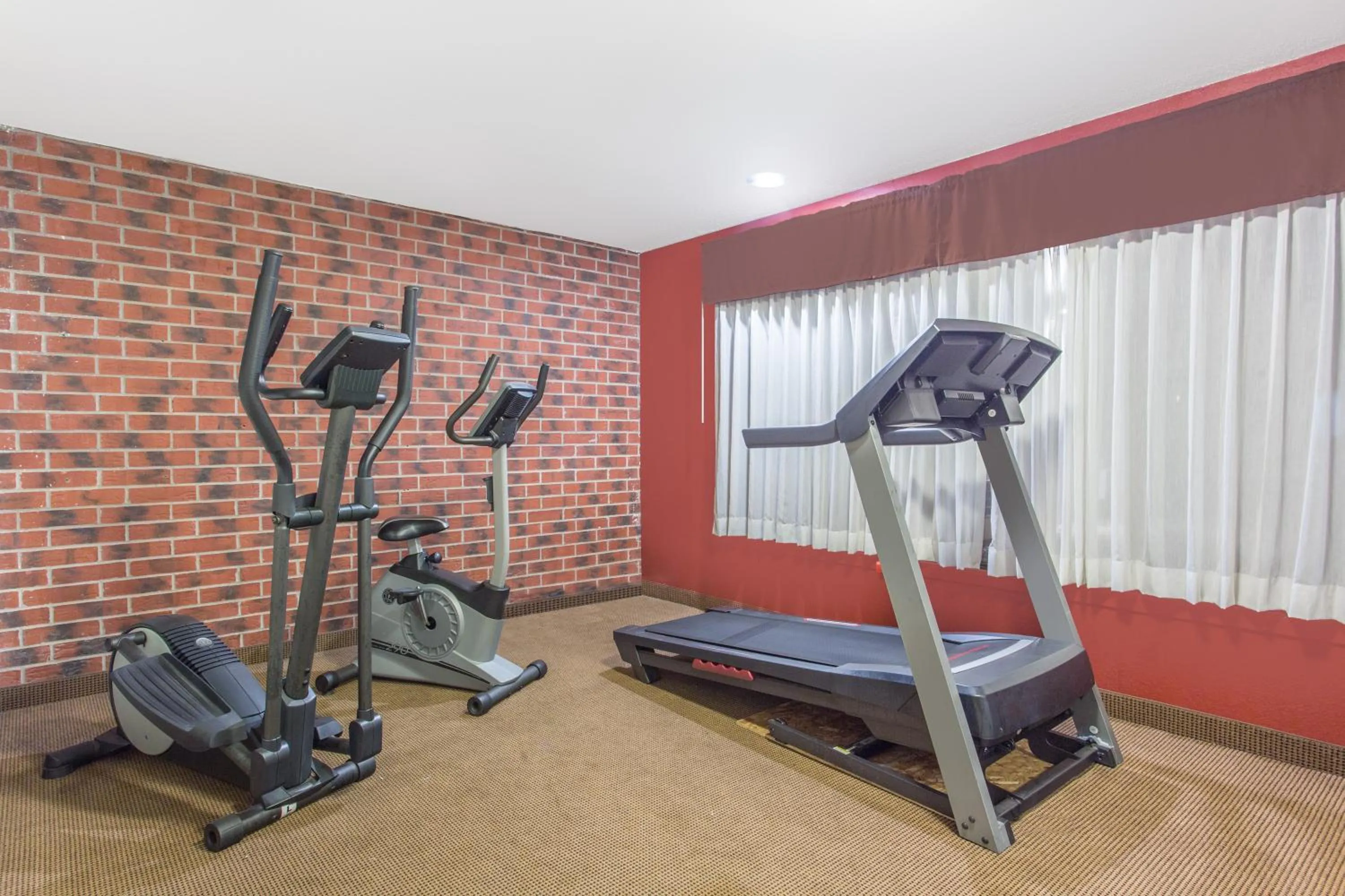 Fitness centre/facilities in Baymont by Wyndham Dubuque