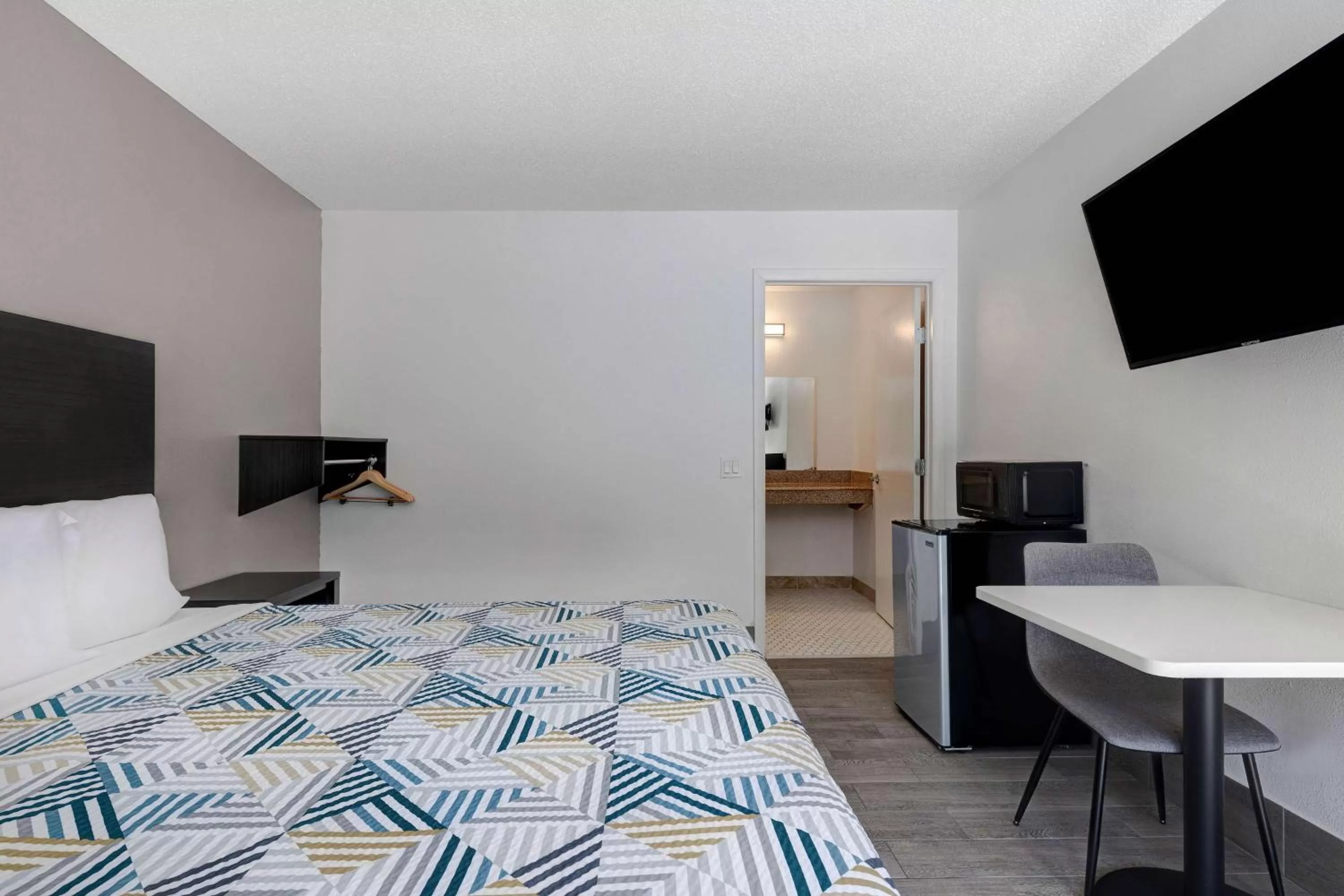 Bedroom, Bed in Studio 6 Branson West MO Silver Dollar City