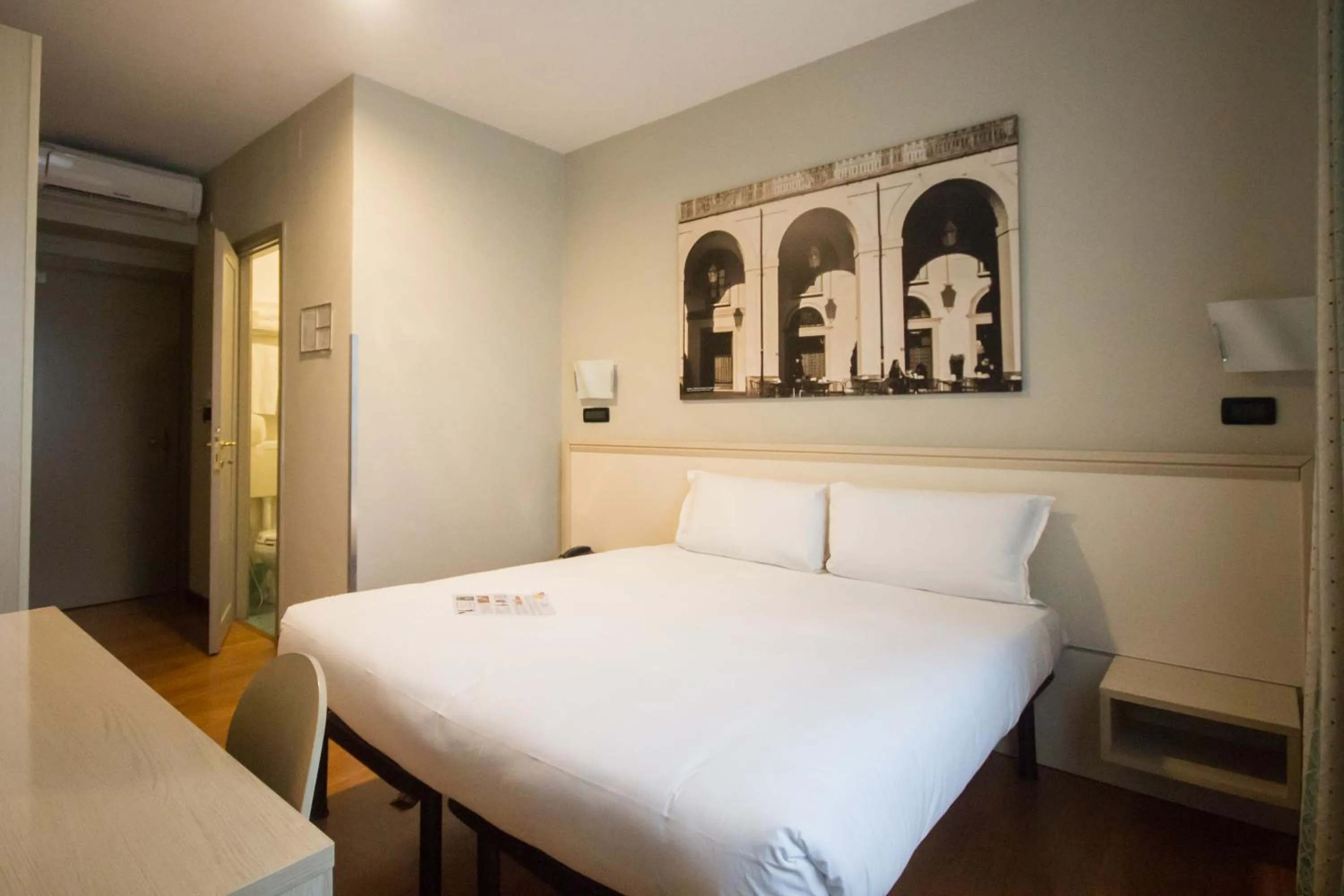 Photo of the whole room, Bed in Best Quality Hotel Dock Milano