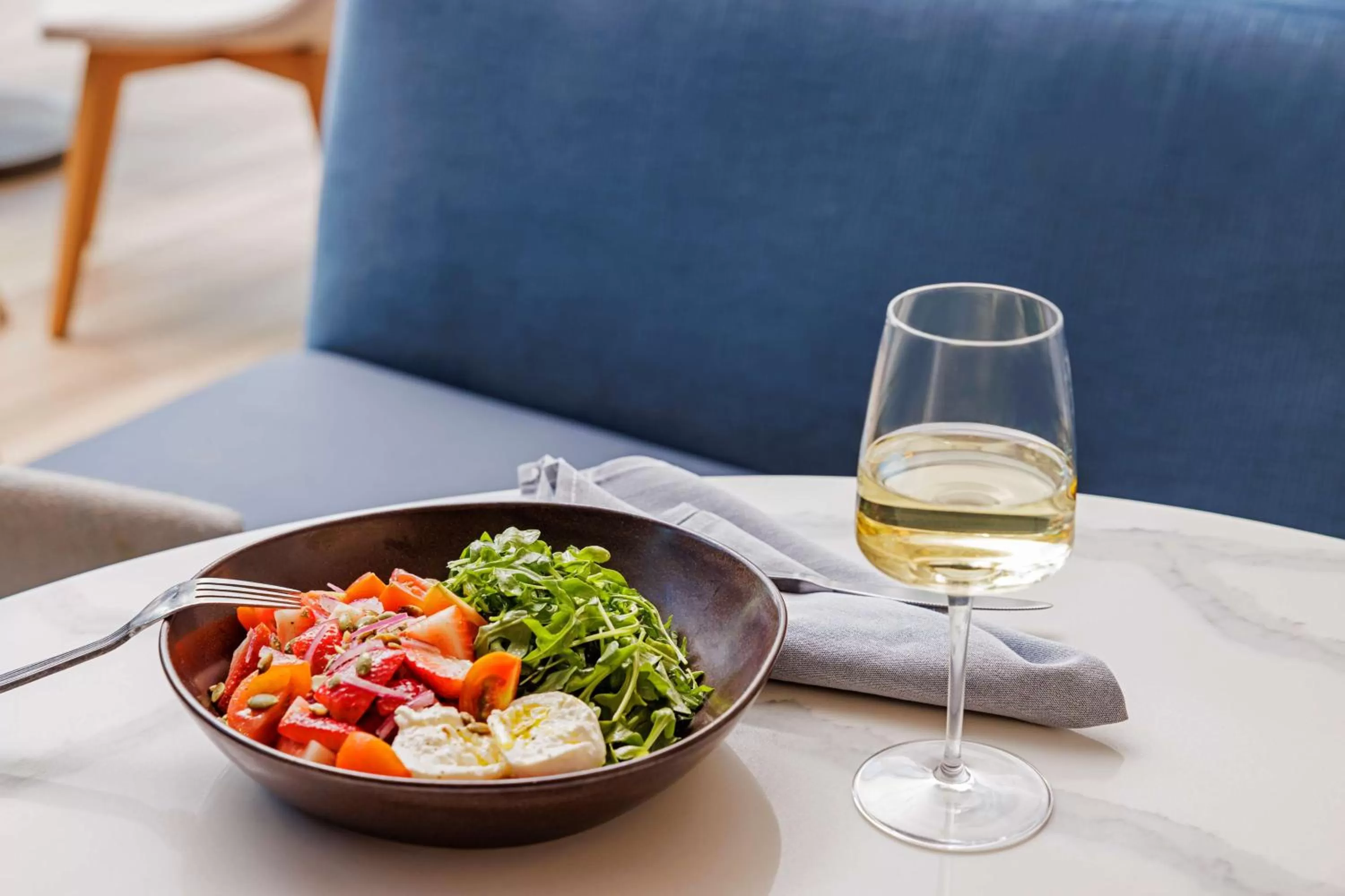 Dining area in Carte Hotel San Diego Downtown, Curio Collection By Hilton