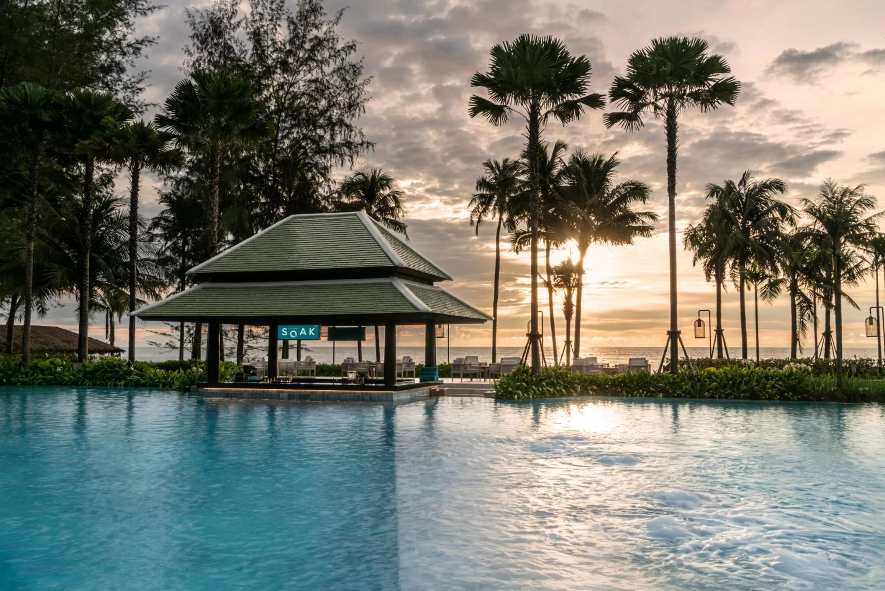 Lounge or bar in Grand Mercure Khao Lak Bangsak