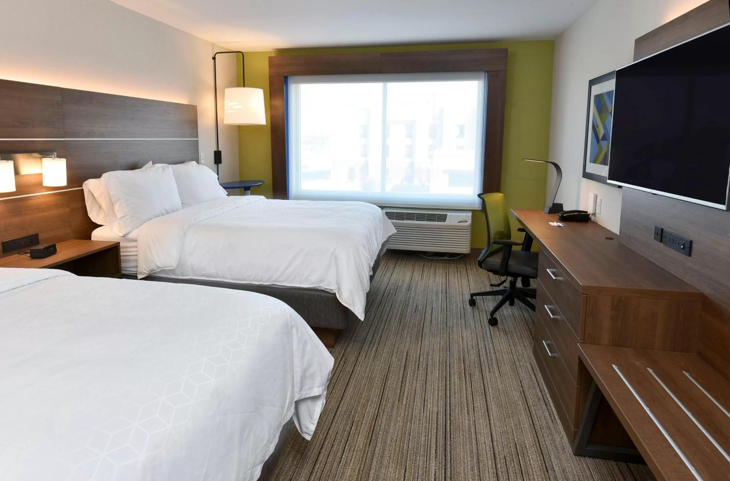 Photo of the whole room, Bed in Holiday Inn Express & Suites - Madisonville by IHG