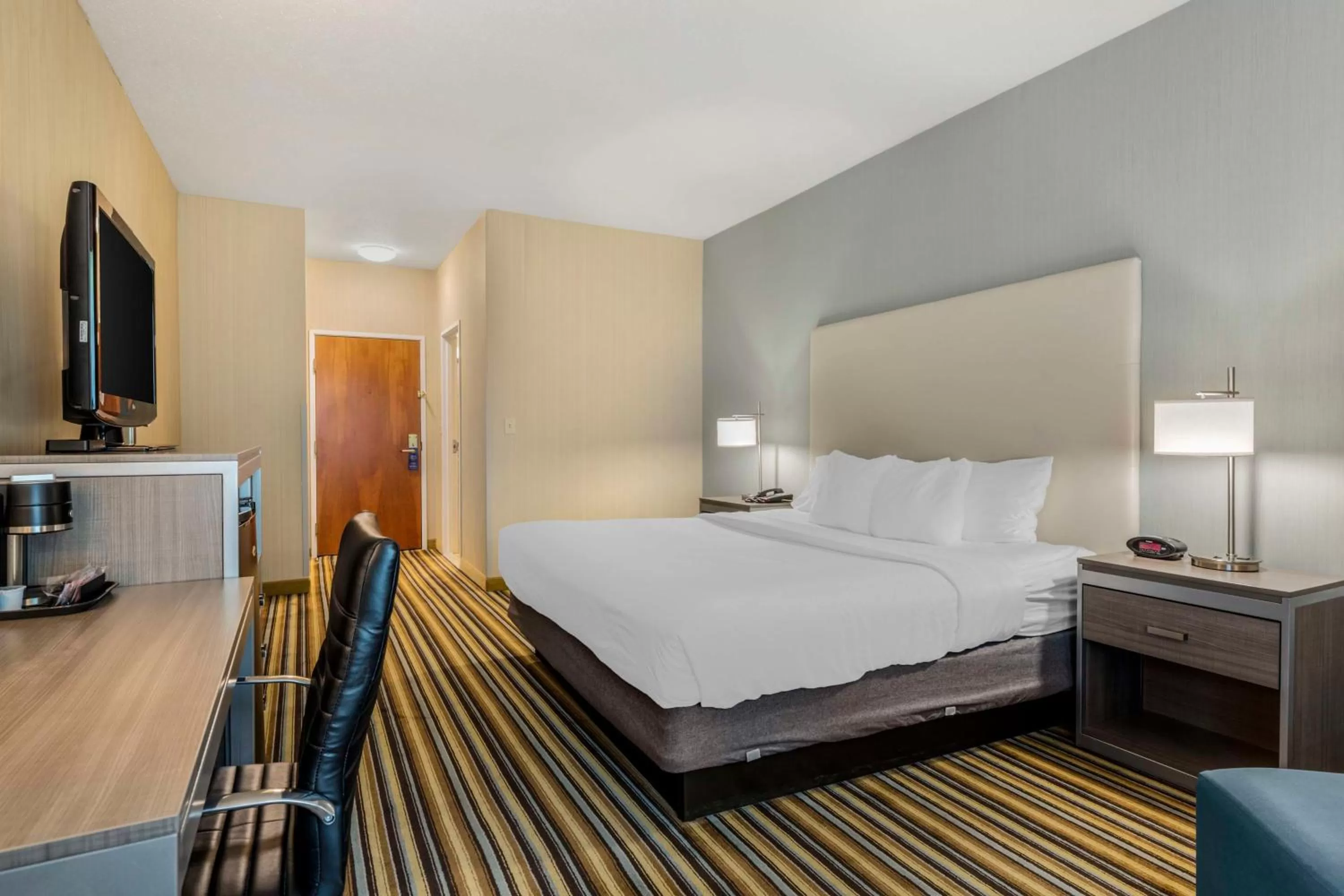 Bedroom, Bed in Best Western Plus New England Inn & Suites