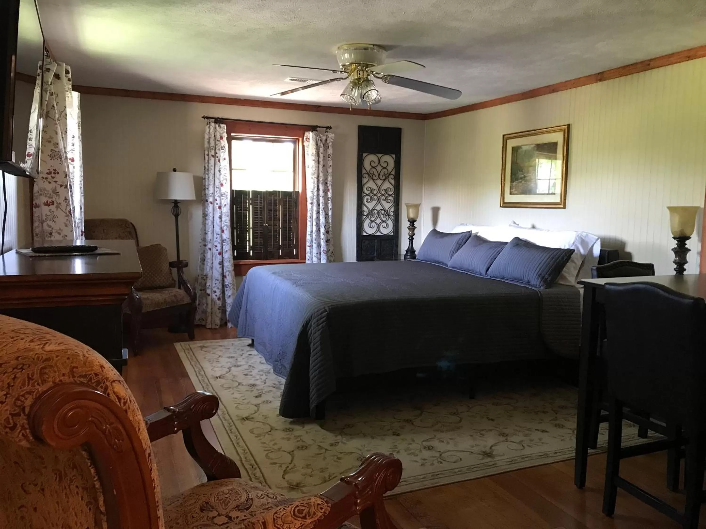 Photo of the whole room in Hocking Hills Inn