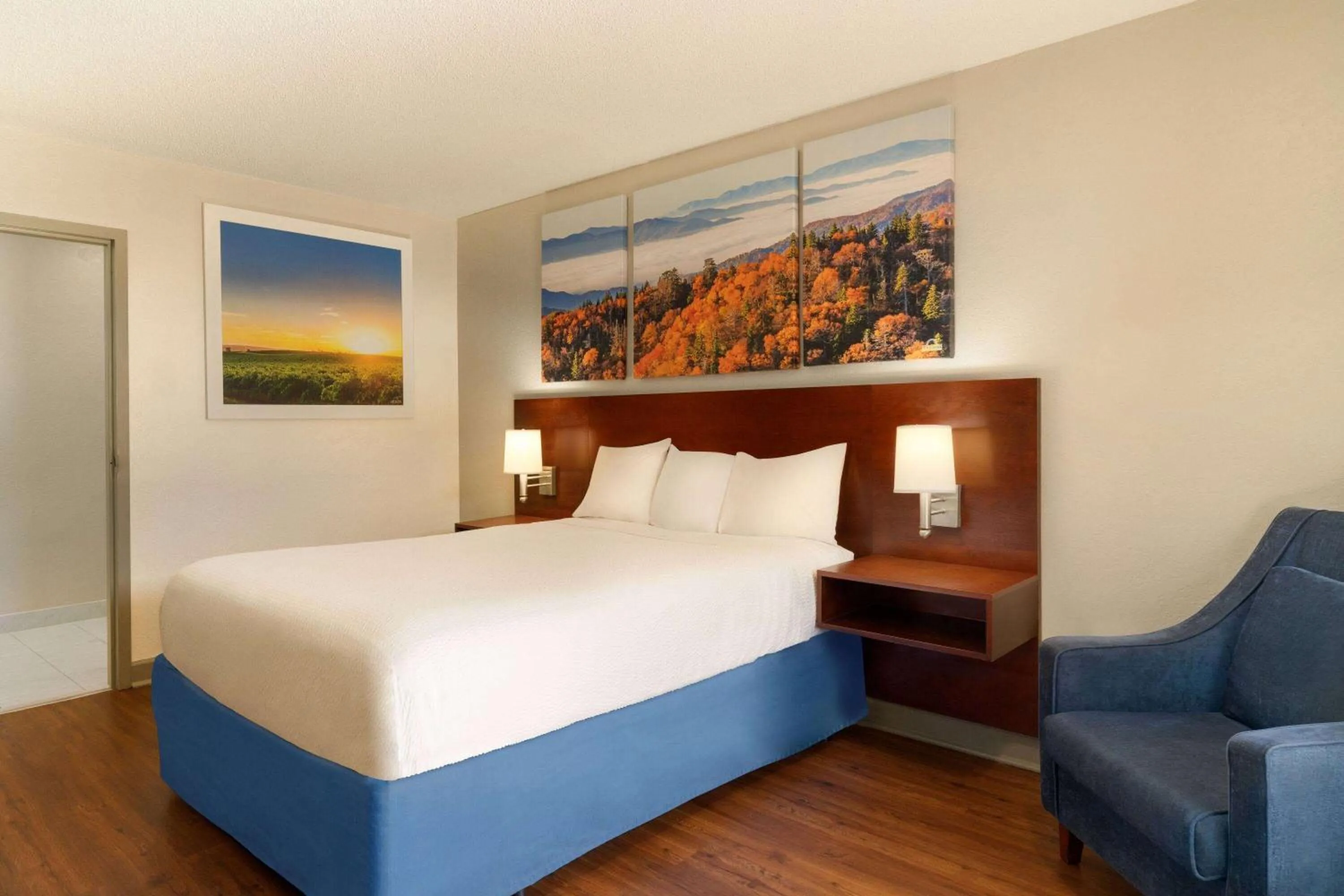 Photo of the whole room, Bed in Days Inn by Wyndham Dillon