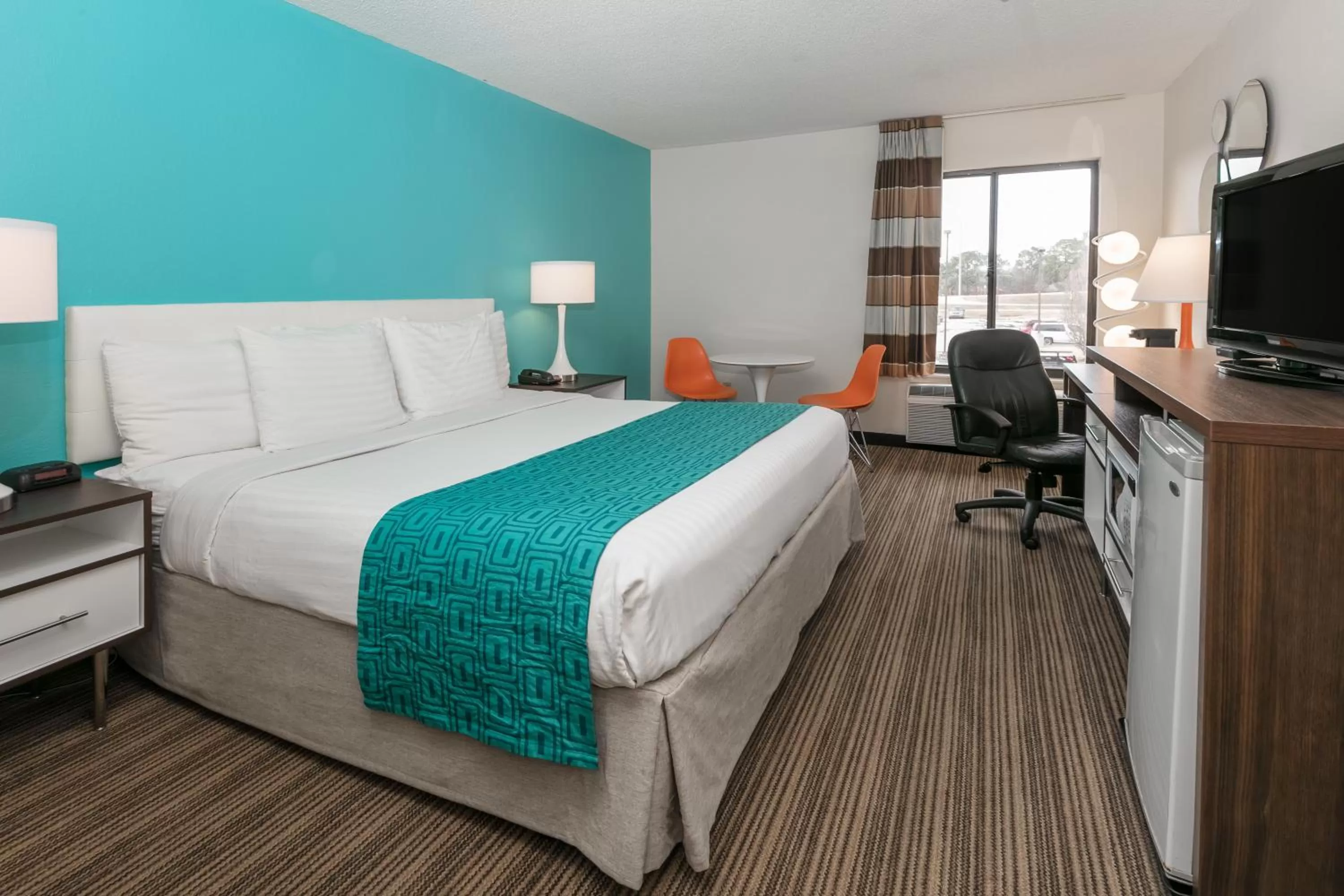 Photo of the whole room, Bed in Howard Johnson by Wyndham Scott Lafayette