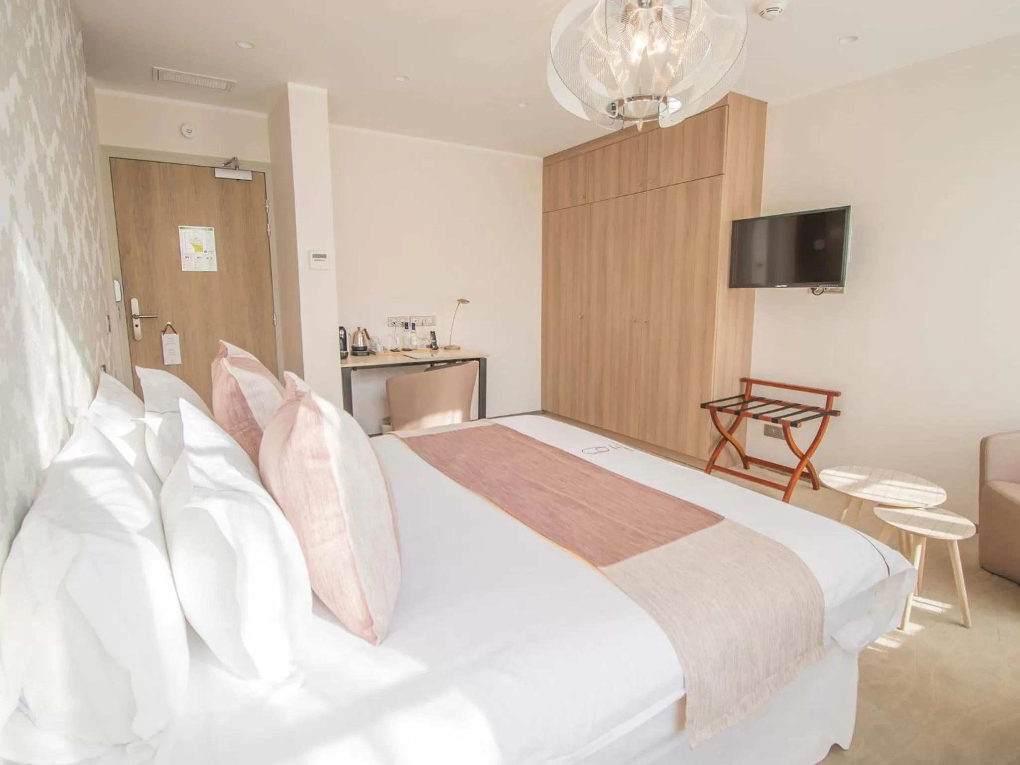 Coffee/tea facilities, Bed in Hotel des Quinconces Bordeaux Centre